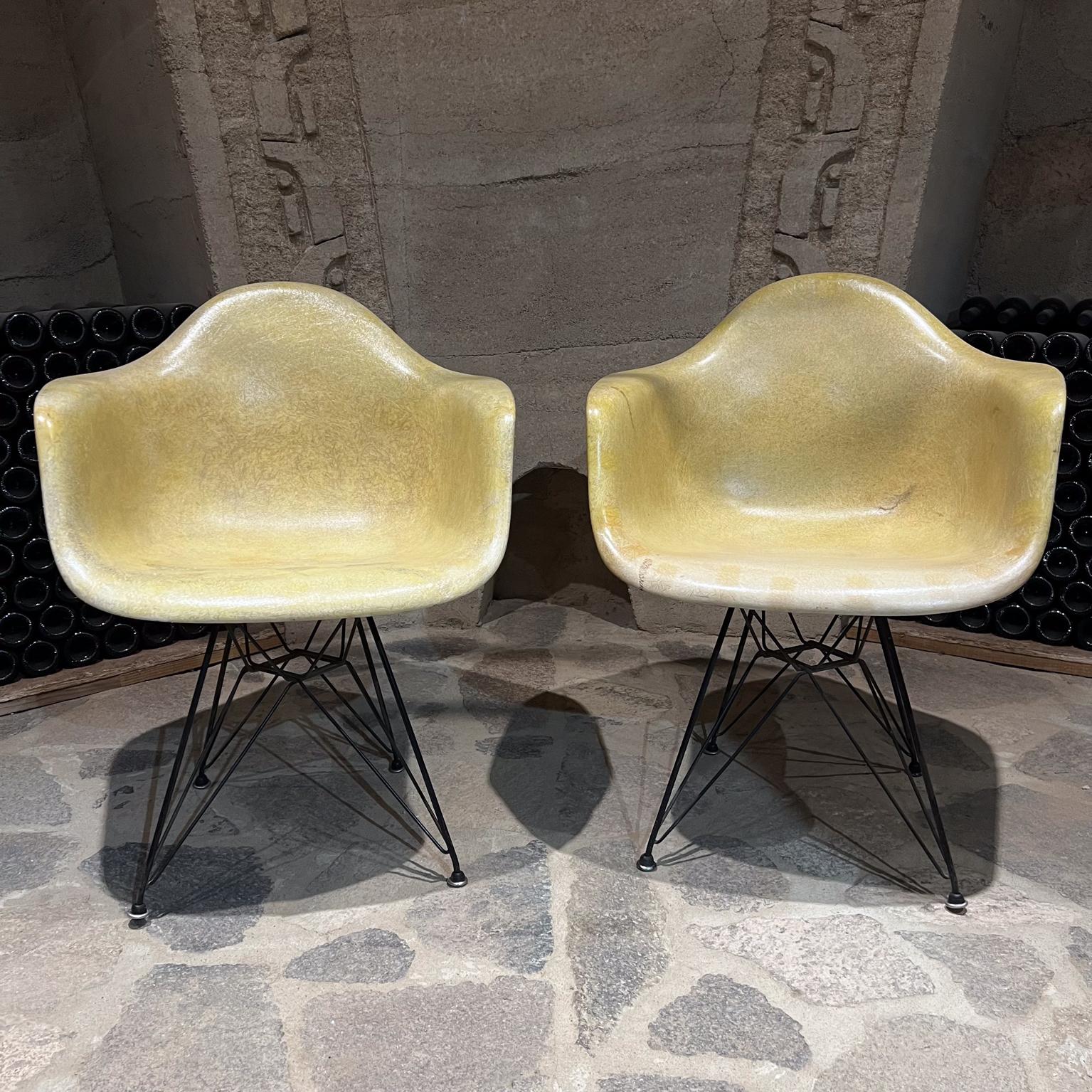 Herman Miller Eiffel Parchment Fiberglass Chair Set of Two
31 tall x 24.75 w x 23.75 d, Seat 18 Arm rest 26
Original vintage unrestored preowned condition. Wear visible.
Refer to all images.

