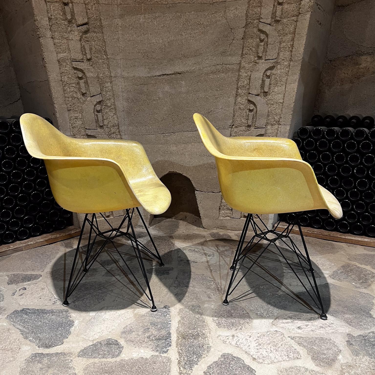 1950s Herman Miller Parchment Eiffel Fiberglass Shell Armchair Pair In Good Condition For Sale In Chula Vista, CA
