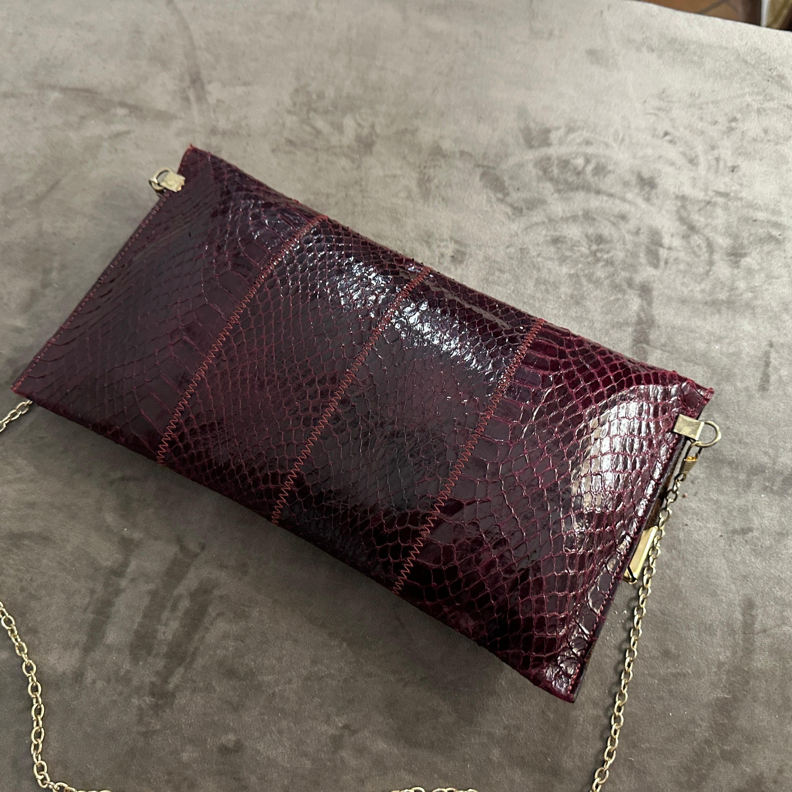 1950s High Quality Burgundy Leather and Brass Italian Shoulder Bag In Good Condition In Aci Castello, IT