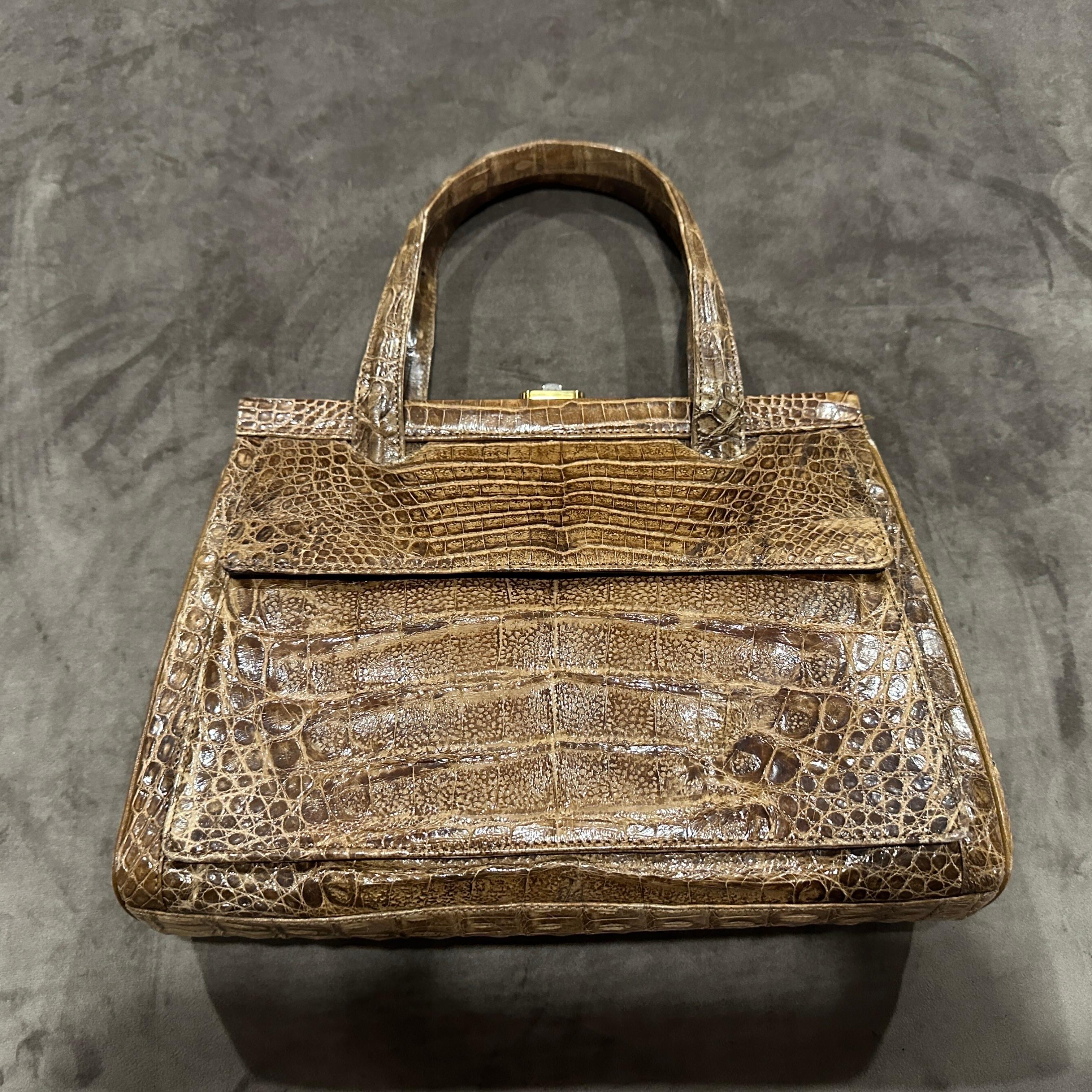 1950s Borsa di alta qualità in pelle marrone chiaro italiana con manico Top-Light in vendita 5