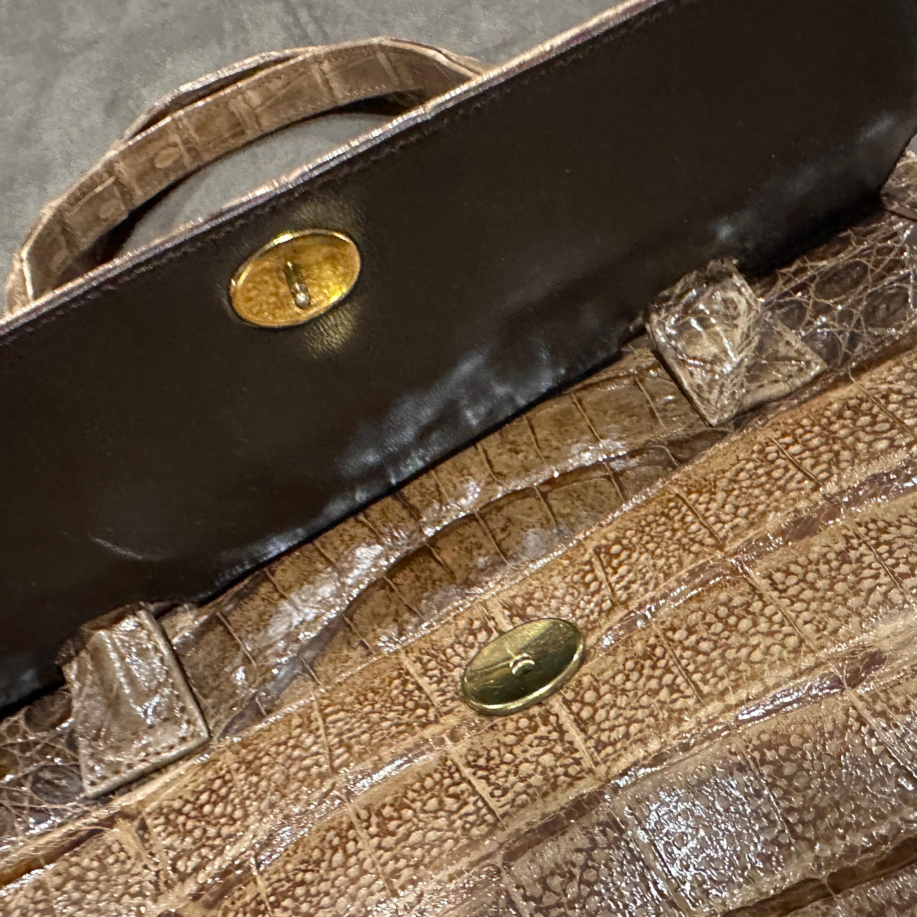 1950s Borsa di alta qualità in pelle marrone chiaro italiana con manico Top-Light in vendita 6