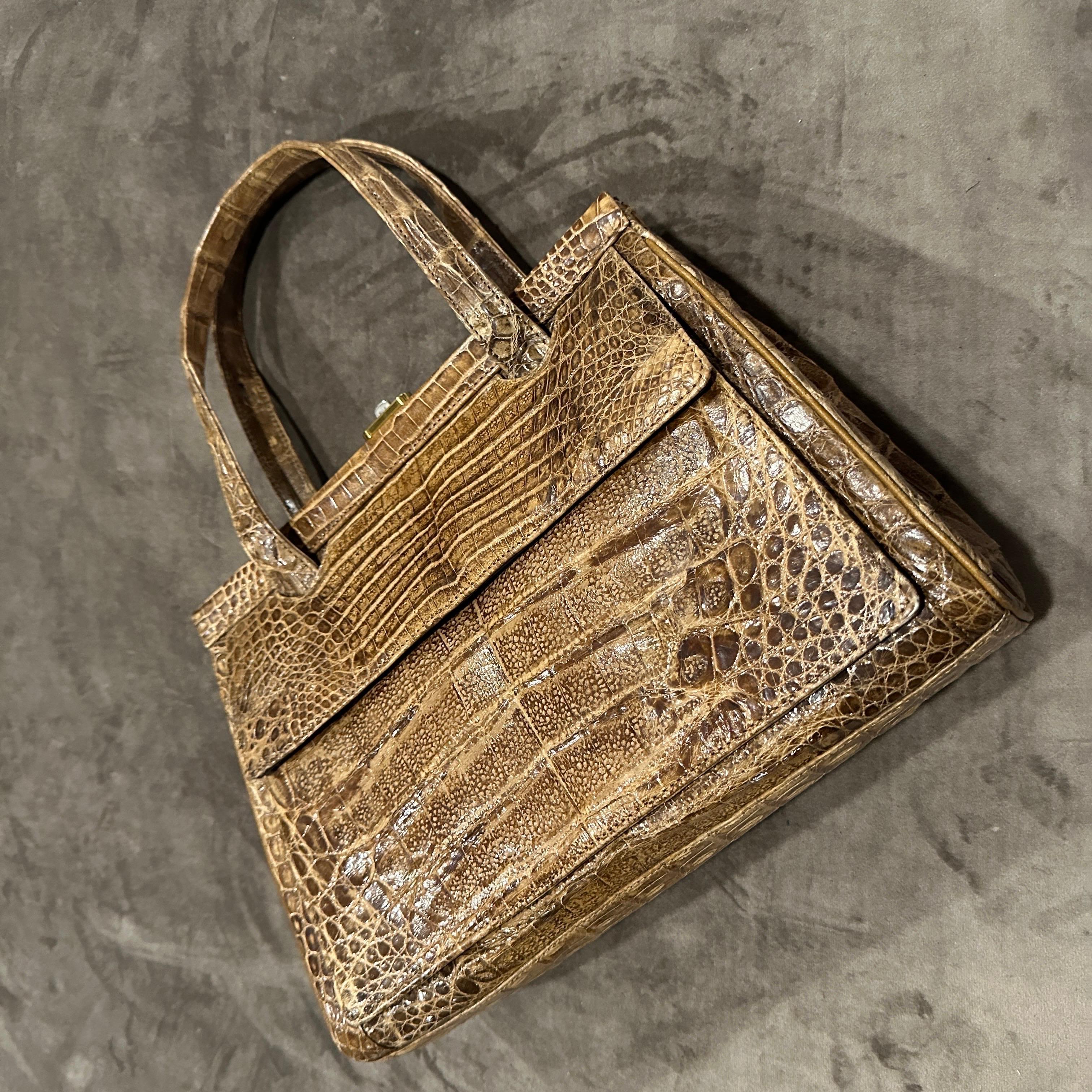 1950s Borsa di alta qualità in pelle marrone chiaro italiana con manico Top-Light in vendita 7