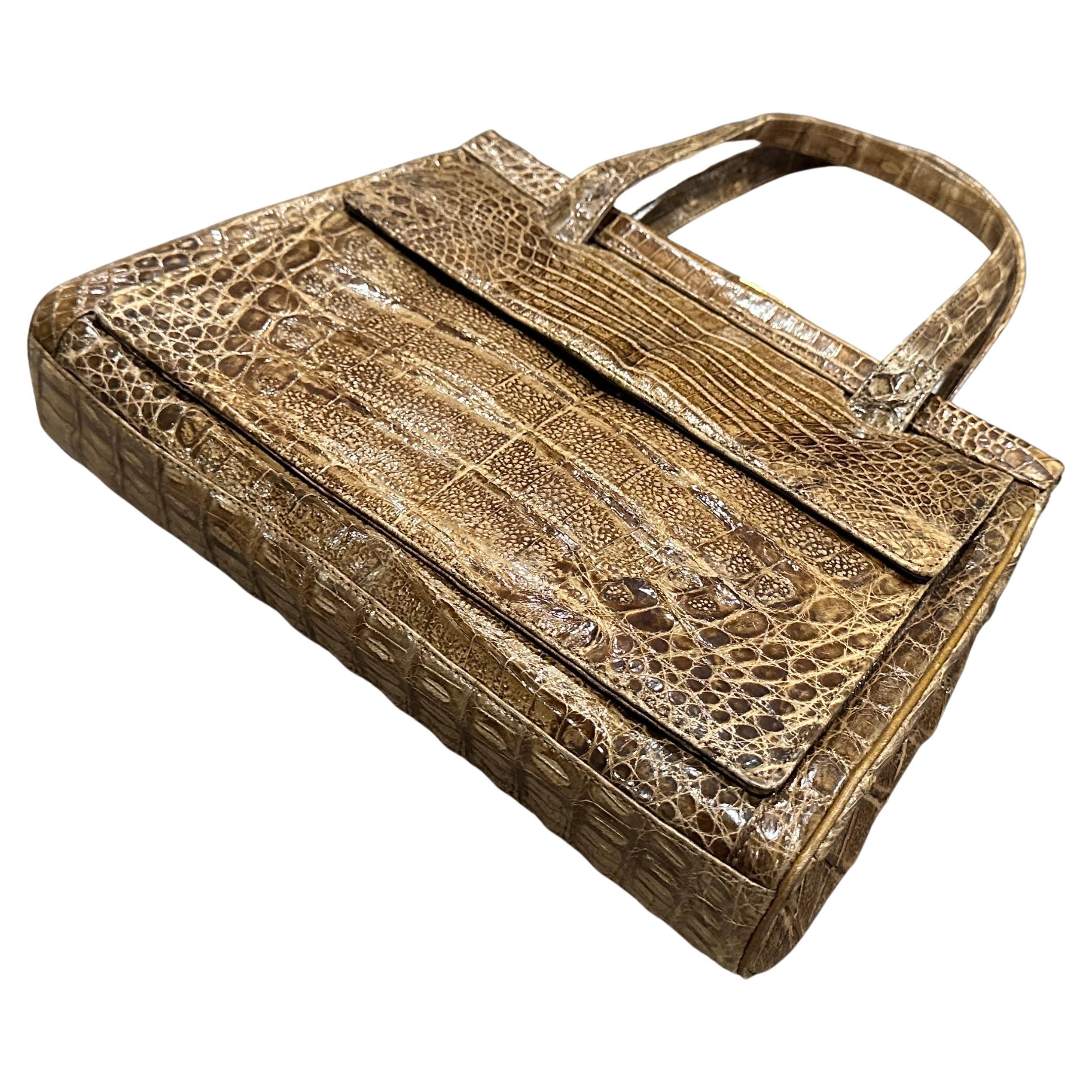 Eleganza anni '50 - Borsa a manico alto italiana di alta qualità in pelle marrone chiaro
Torna all'epoca d'oro della raffinatezza con questa squisita borsa vintage con manico superiore degli anni '50, testimonianza dell'eccezionale artigianalità