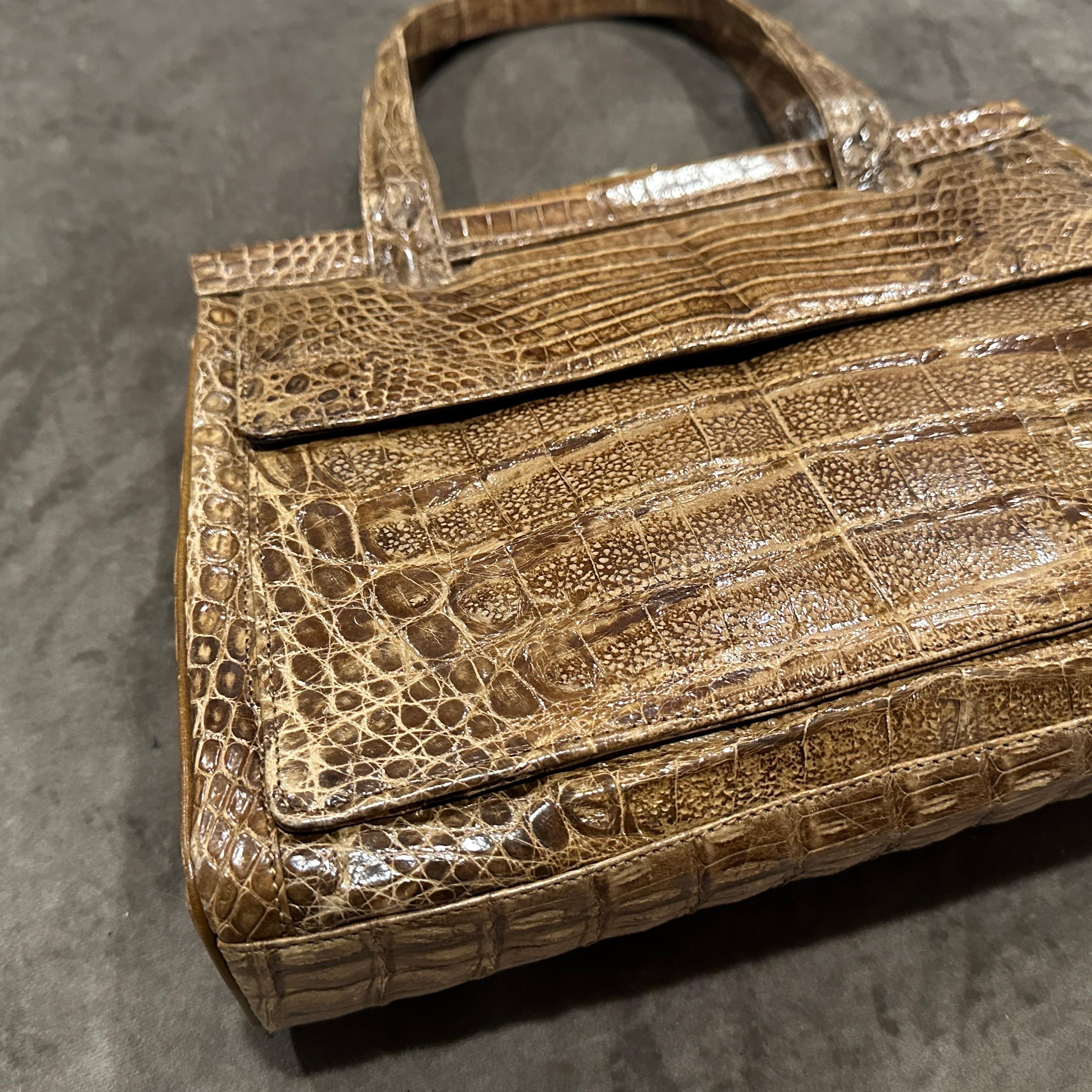 Marrone 1950s Borsa di alta qualità in pelle marrone chiaro italiana con manico Top-Light in vendita