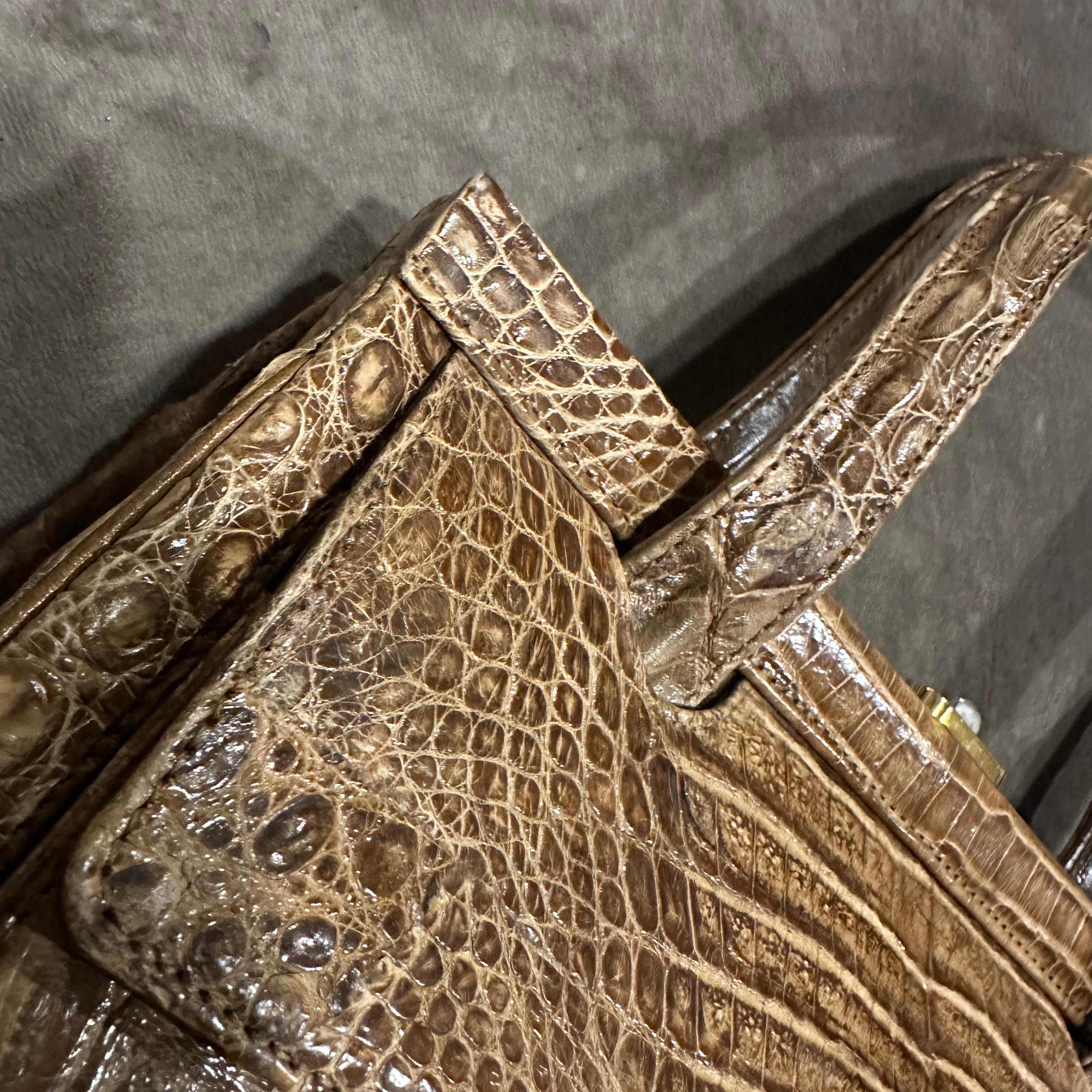 1950s Borsa di alta qualità in pelle marrone chiaro italiana con manico Top-Light in vendita 3