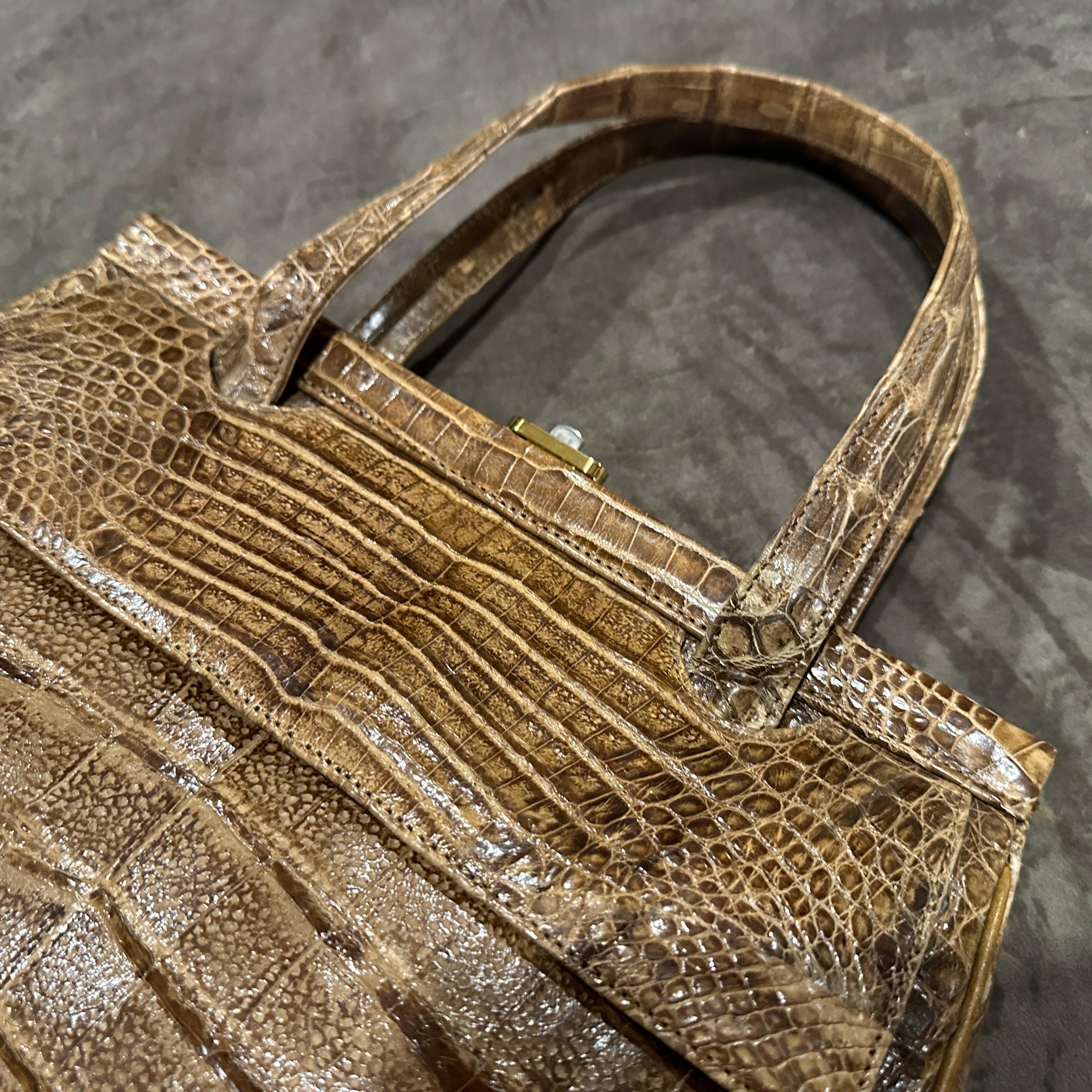 1950s Borsa di alta qualità in pelle marrone chiaro italiana con manico Top-Light in vendita 4