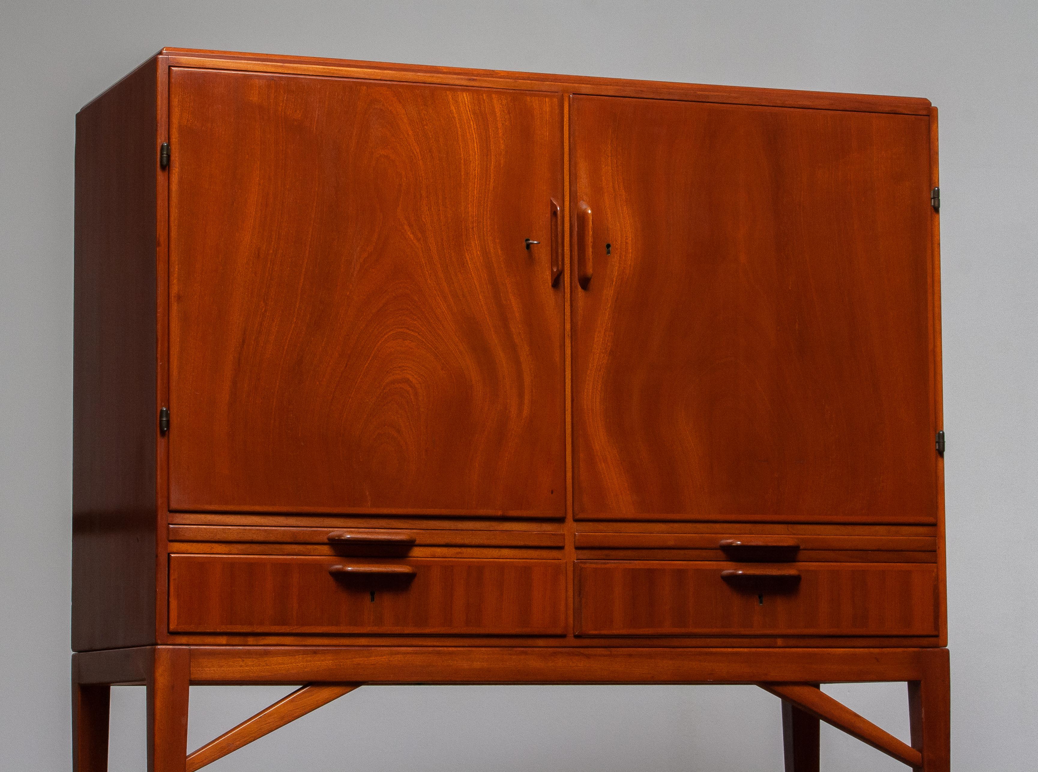 1950s, High Quality Mahogany Dry Bar / Cabinet Made by Marbo Sweden, SMI Labeled In Good Condition In Silvolde, Gelderland