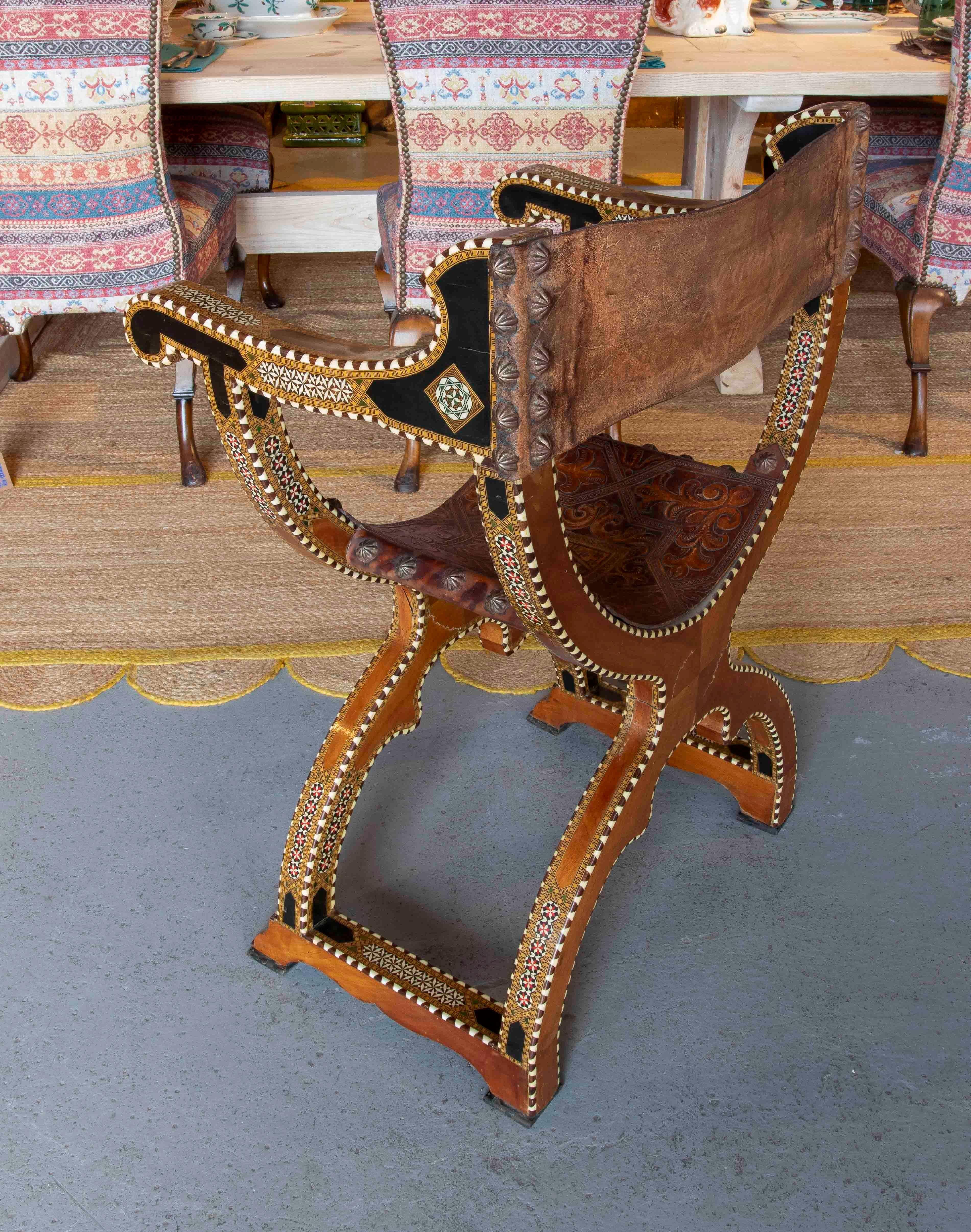 Chaise Curule hispano-mauresque des années 1950 avec incrustation et cuir gaufré en vente 4