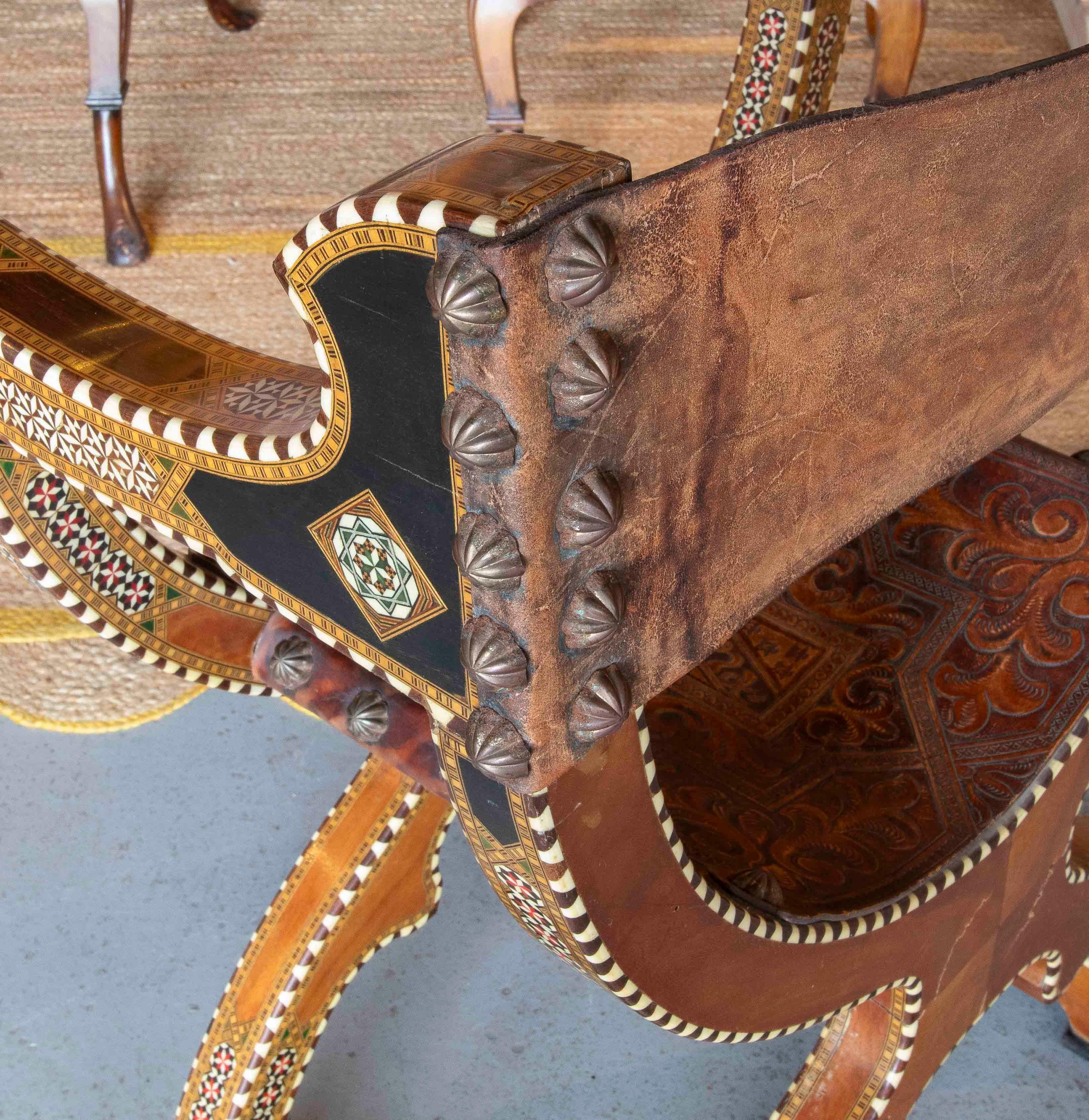 Chaise Curule hispano-mauresque des années 1950 avec incrustation et cuir gaufré en vente 5