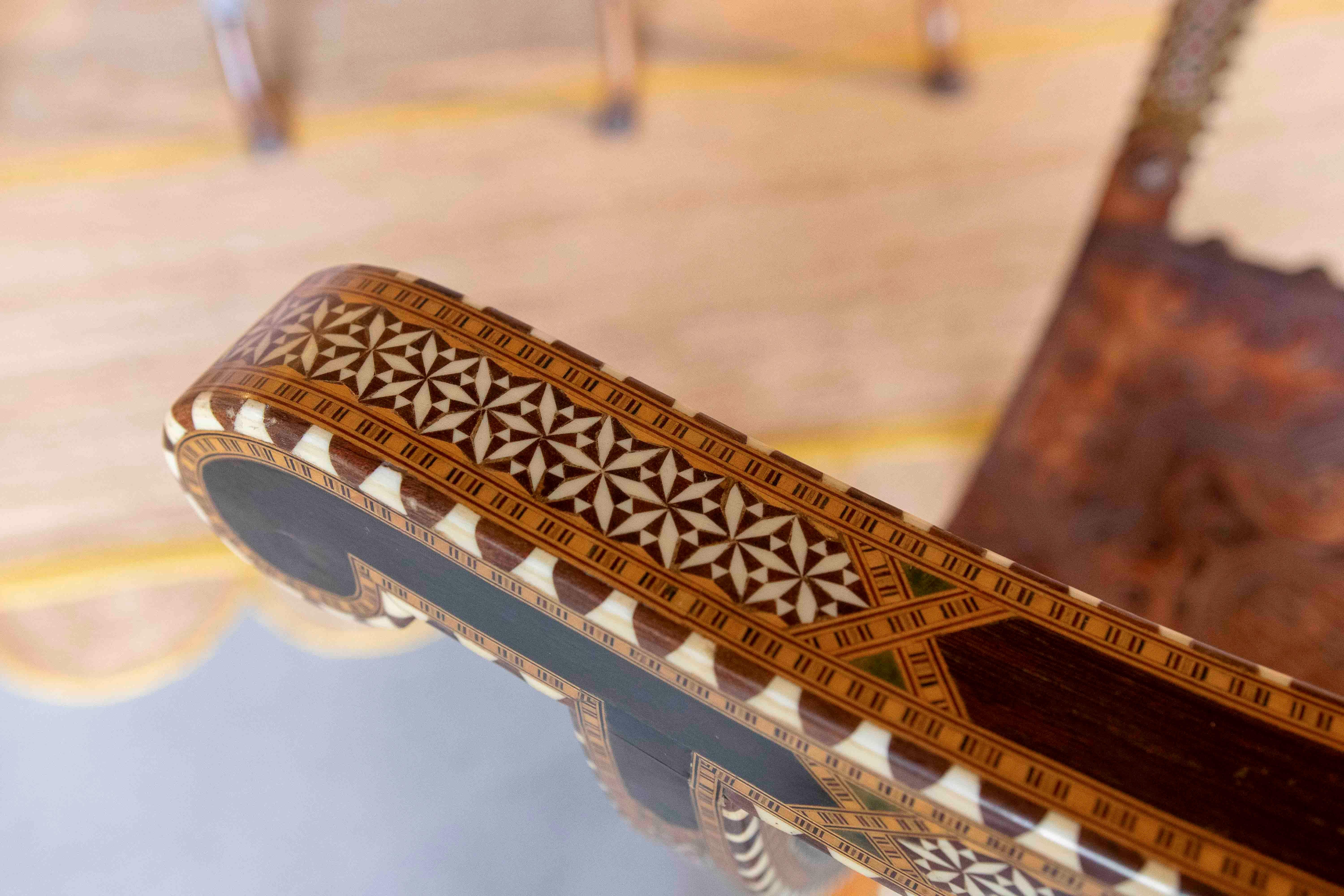 Chaise Curule hispano-mauresque des années 1950 avec incrustation et cuir gaufré en vente 6