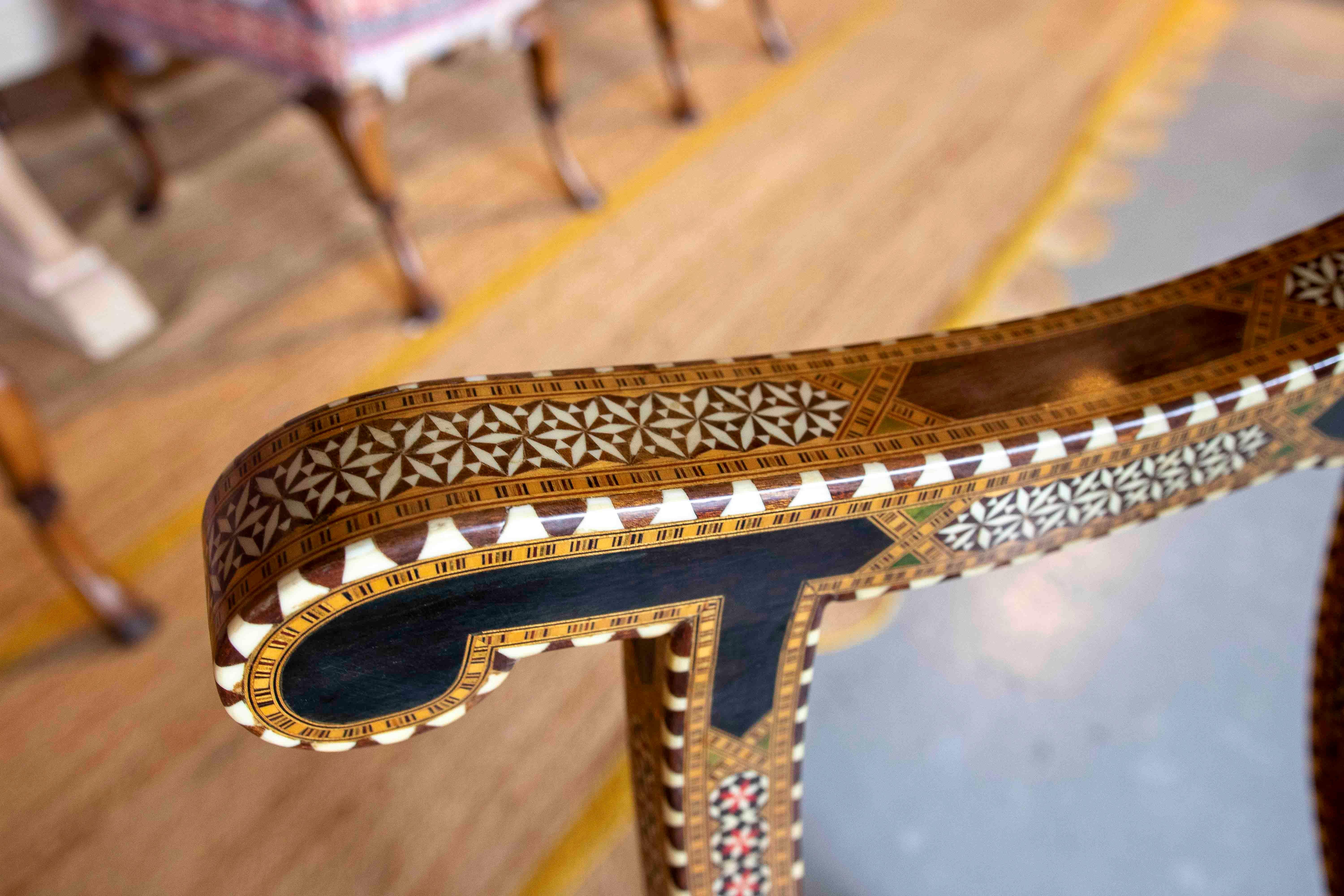 Chaise Curule hispano-mauresque des années 1950 avec incrustation et cuir gaufré en vente 7
