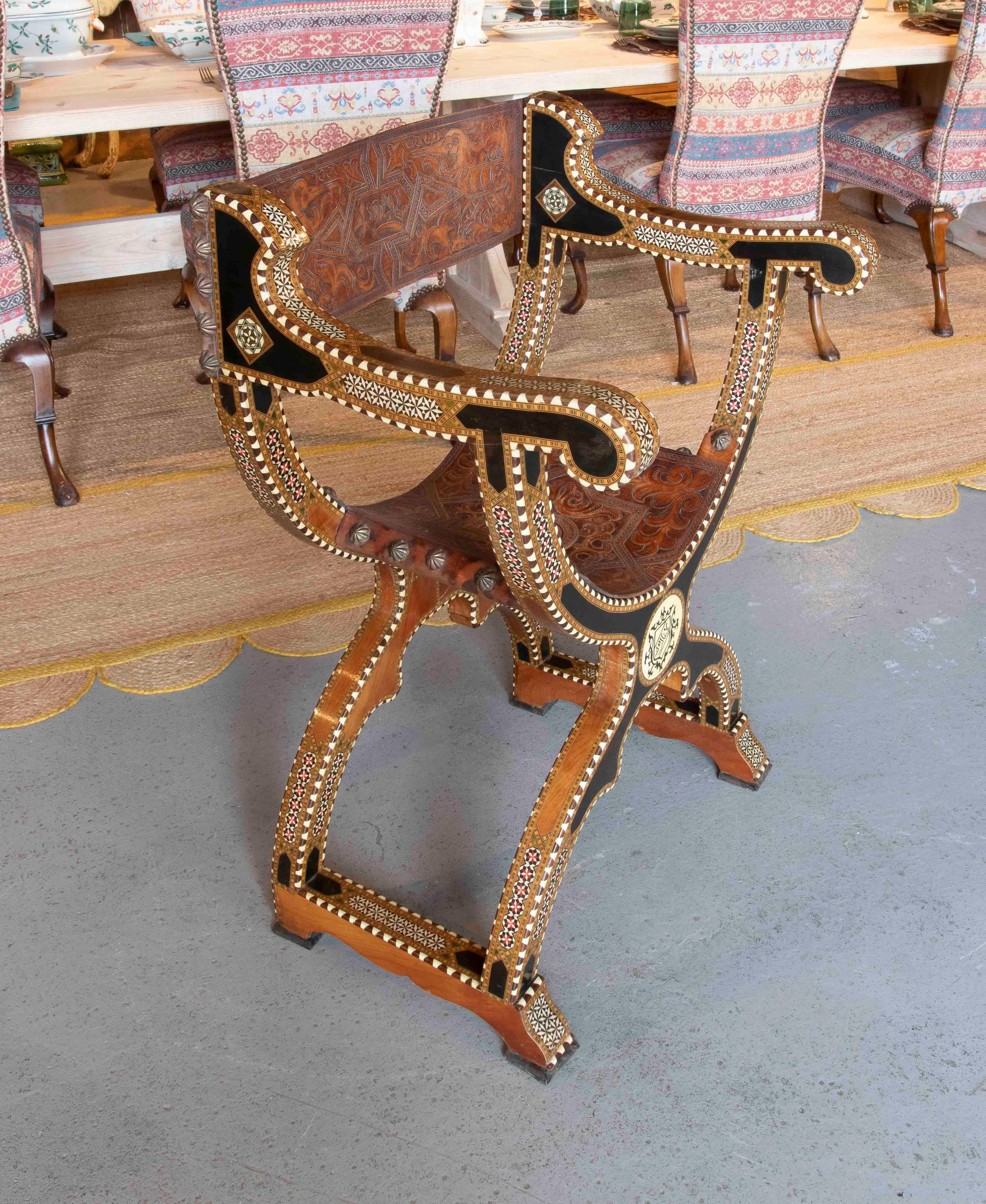 Espagnol Chaise Curule hispano-mauresque des années 1950 avec incrustation et cuir gaufré en vente