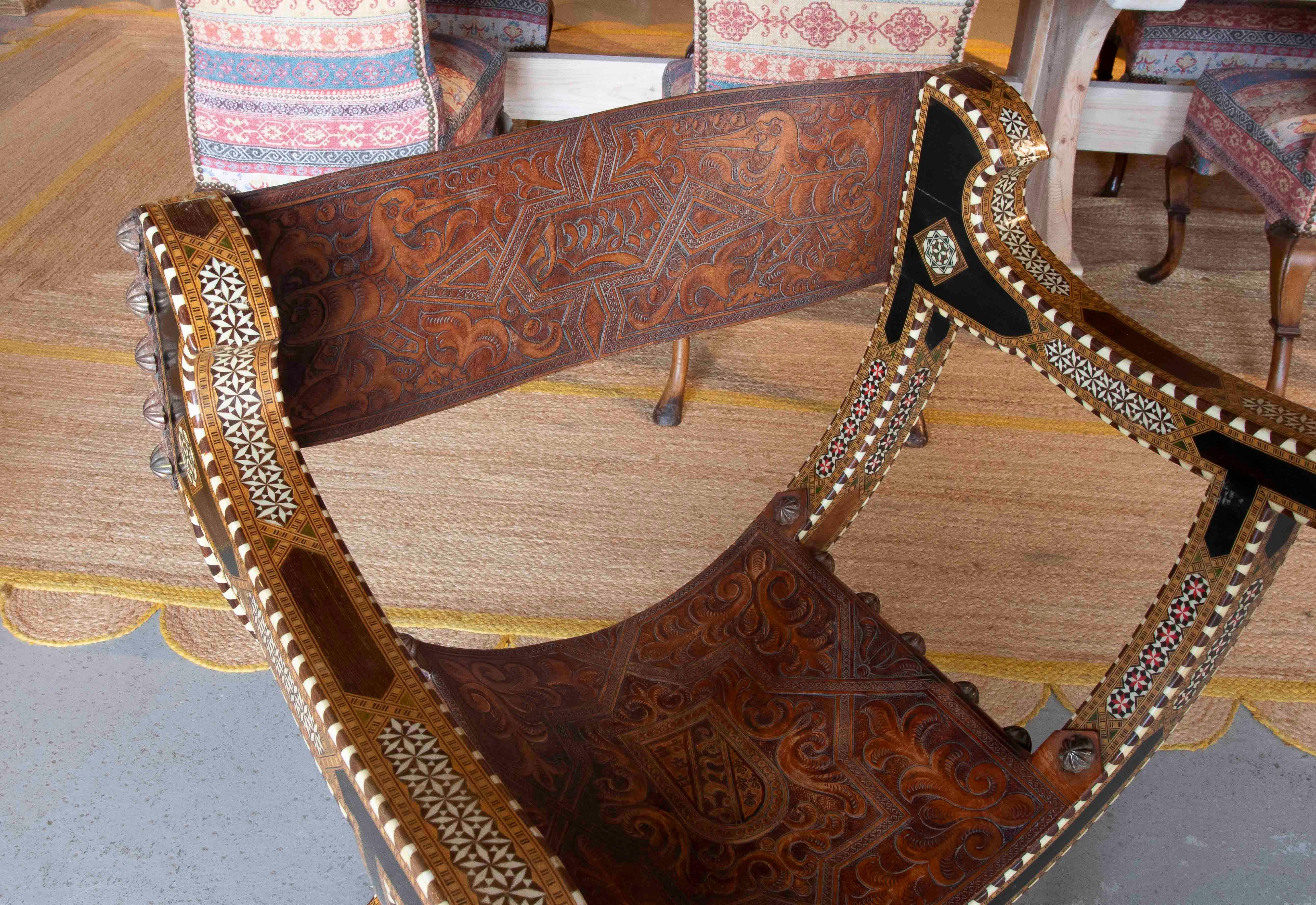 Chaise Curule hispano-mauresque des années 1950 avec incrustation et cuir gaufré Bon état - En vente à Marbella, ES