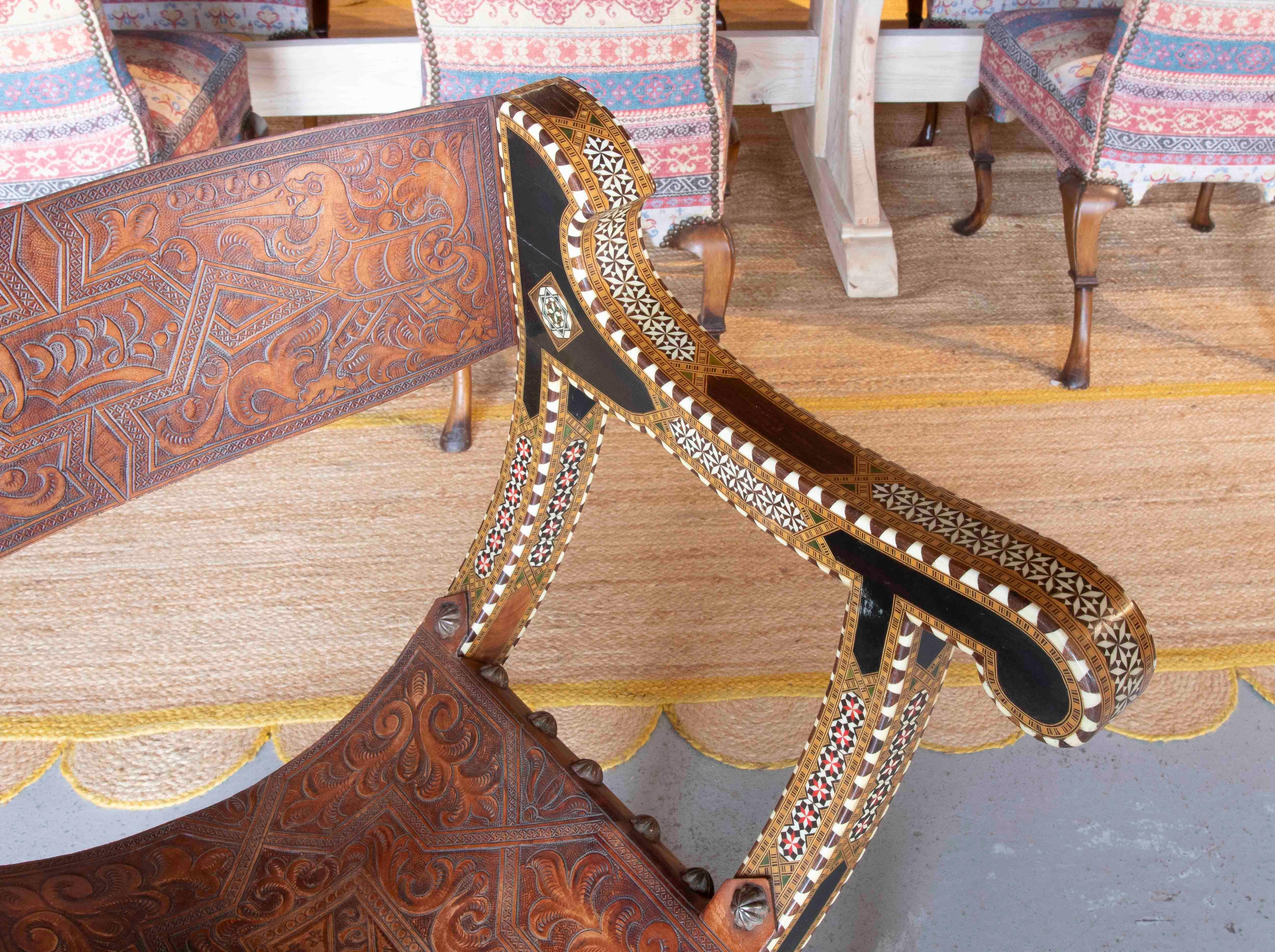 20ième siècle Chaise Curule hispano-mauresque des années 1950 avec incrustation et cuir gaufré en vente