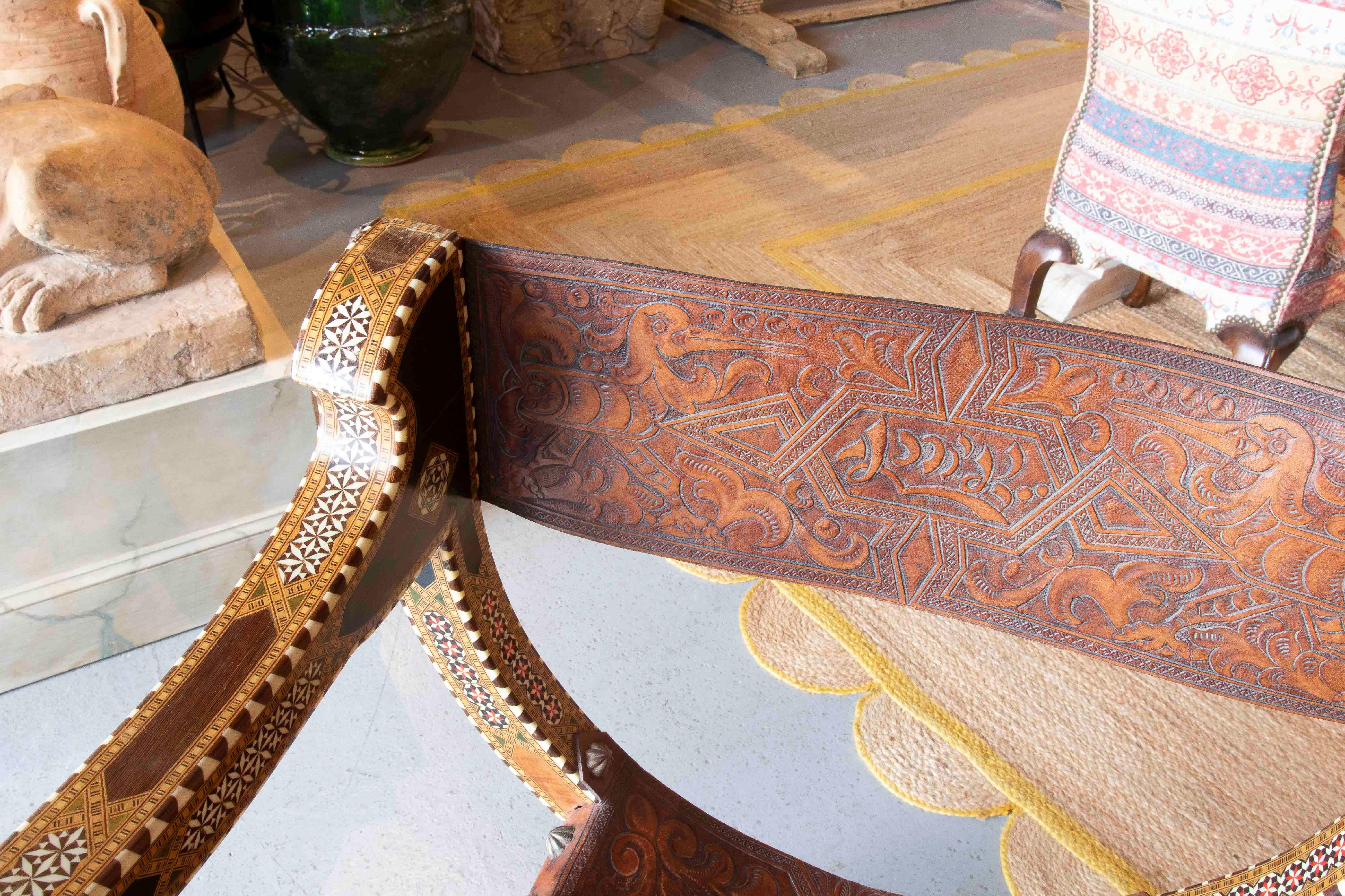 Cuir Chaise Curule hispano-mauresque des années 1950 avec incrustation et cuir gaufré en vente