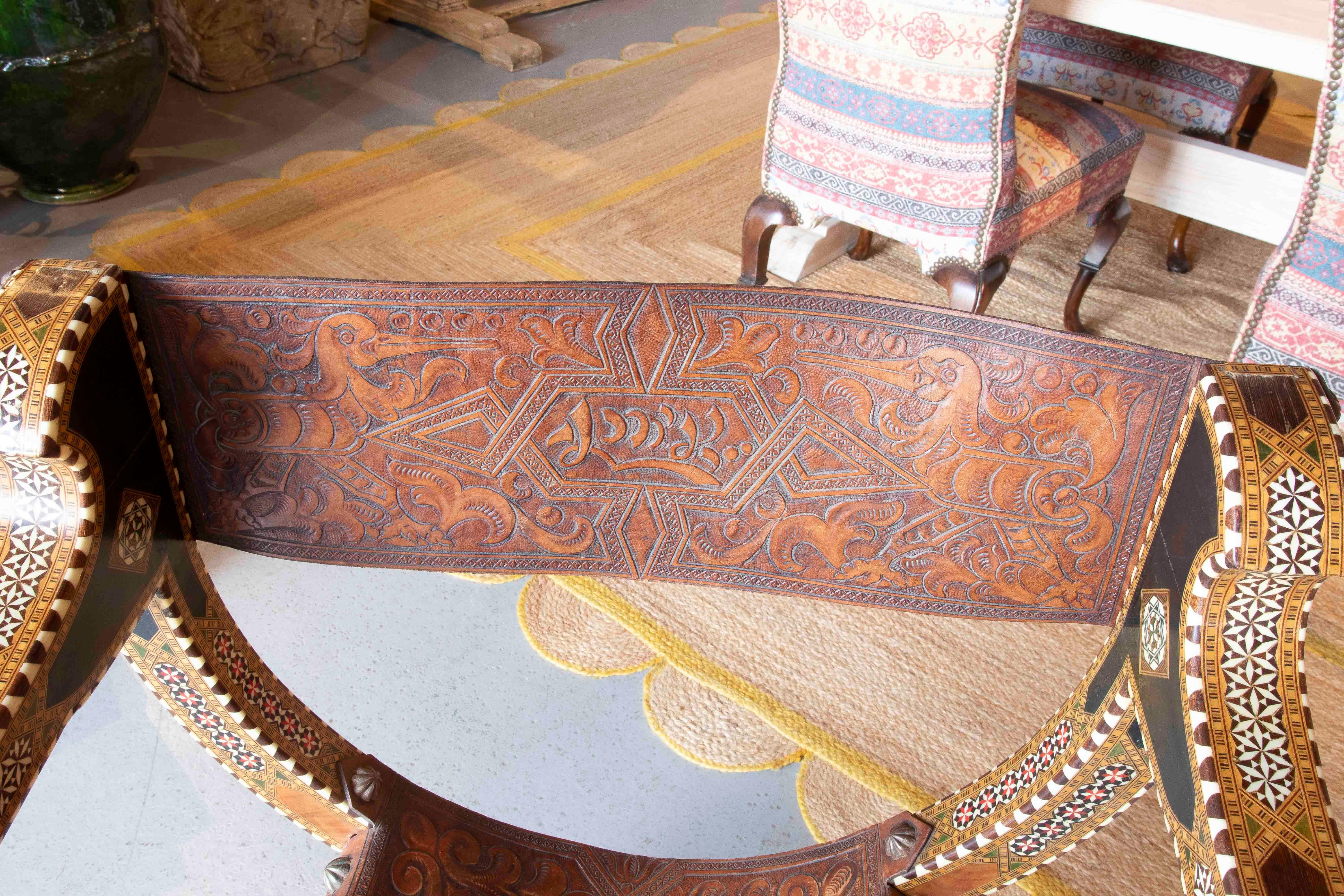 Chaise Curule hispano-mauresque des années 1950 avec incrustation et cuir gaufré en vente 1