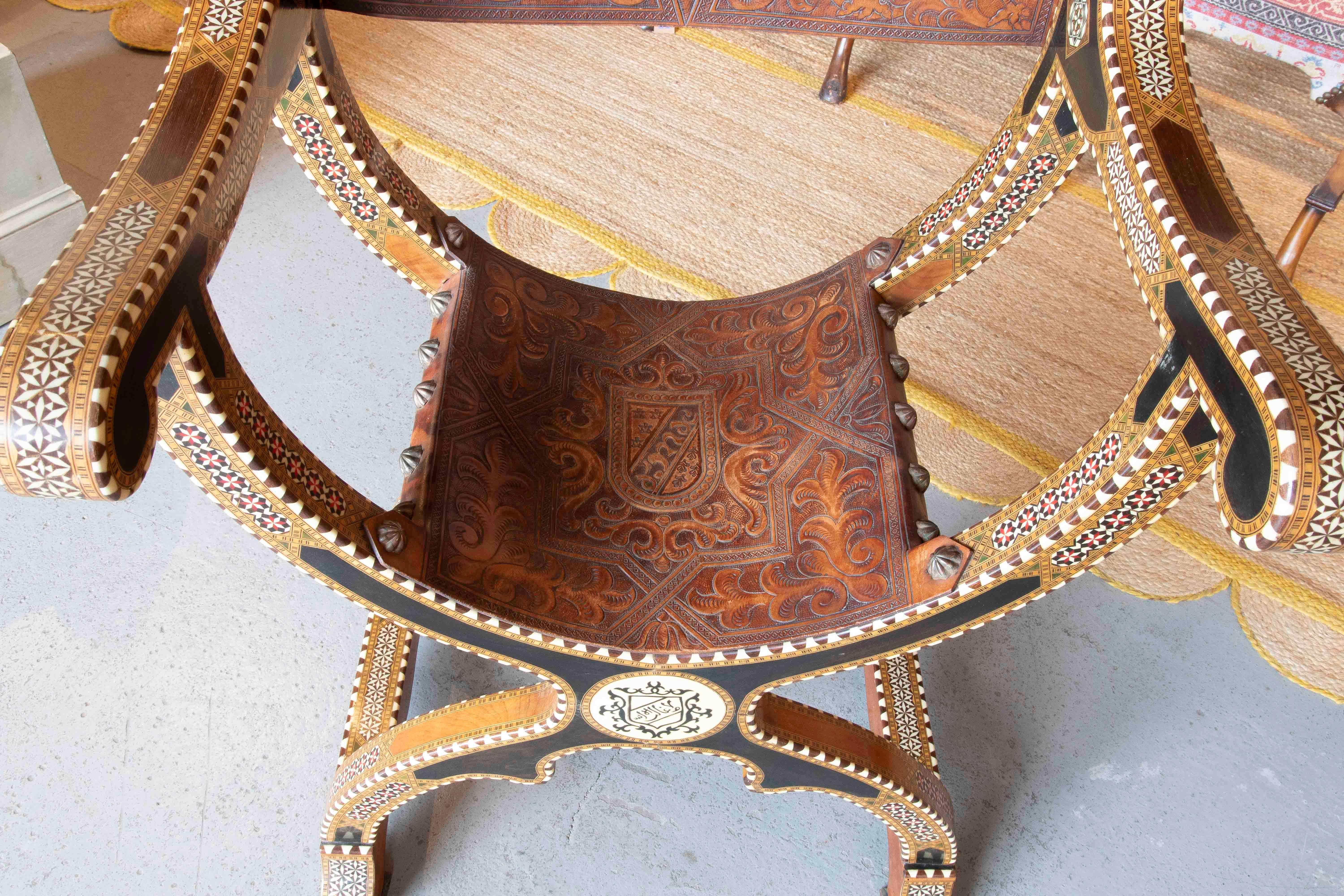 Chaise Curule hispano-mauresque des années 1950 avec incrustation et cuir gaufré en vente 2
