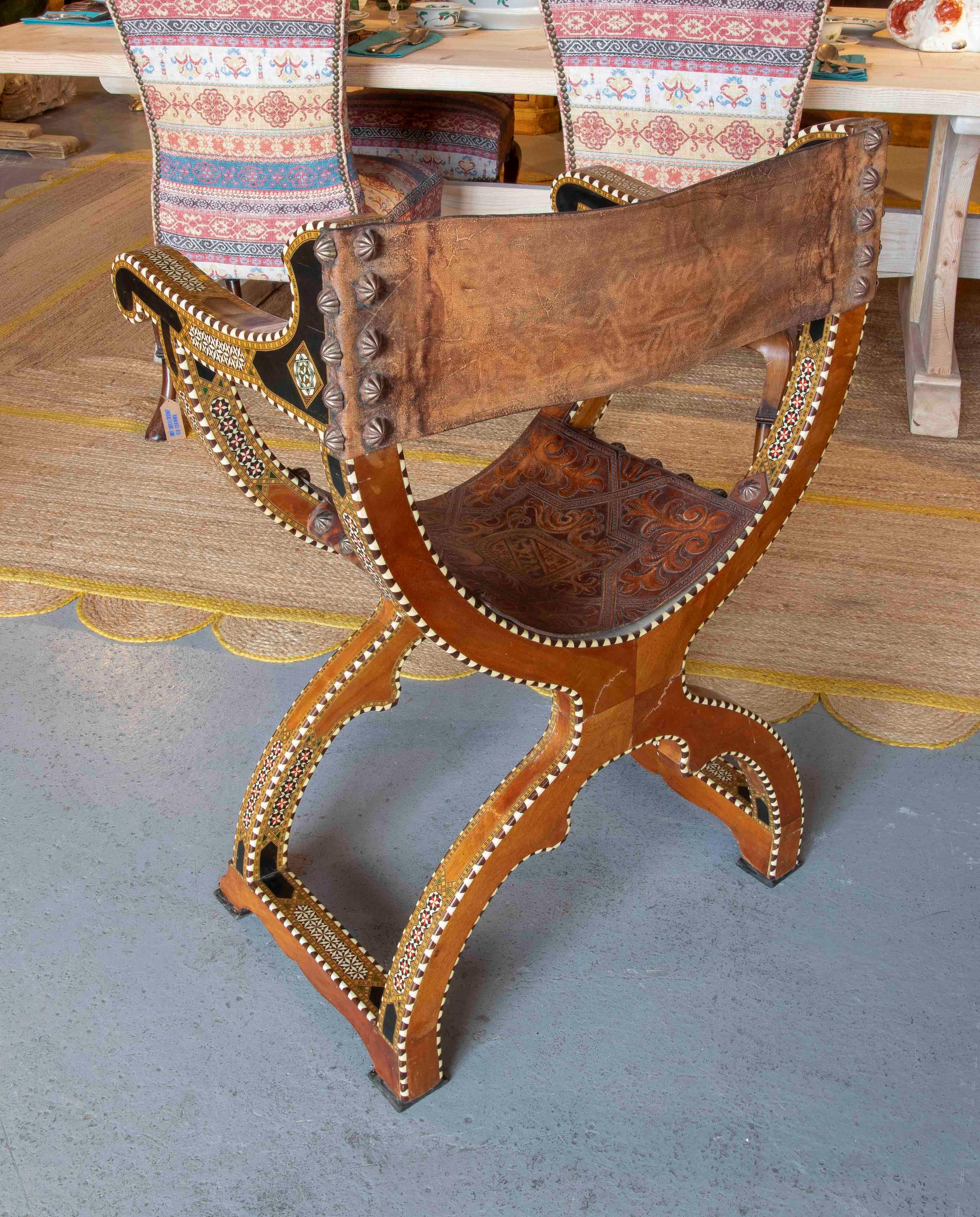 Chaise Curule hispano-mauresque des années 1950 avec incrustation et cuir gaufré en vente 3