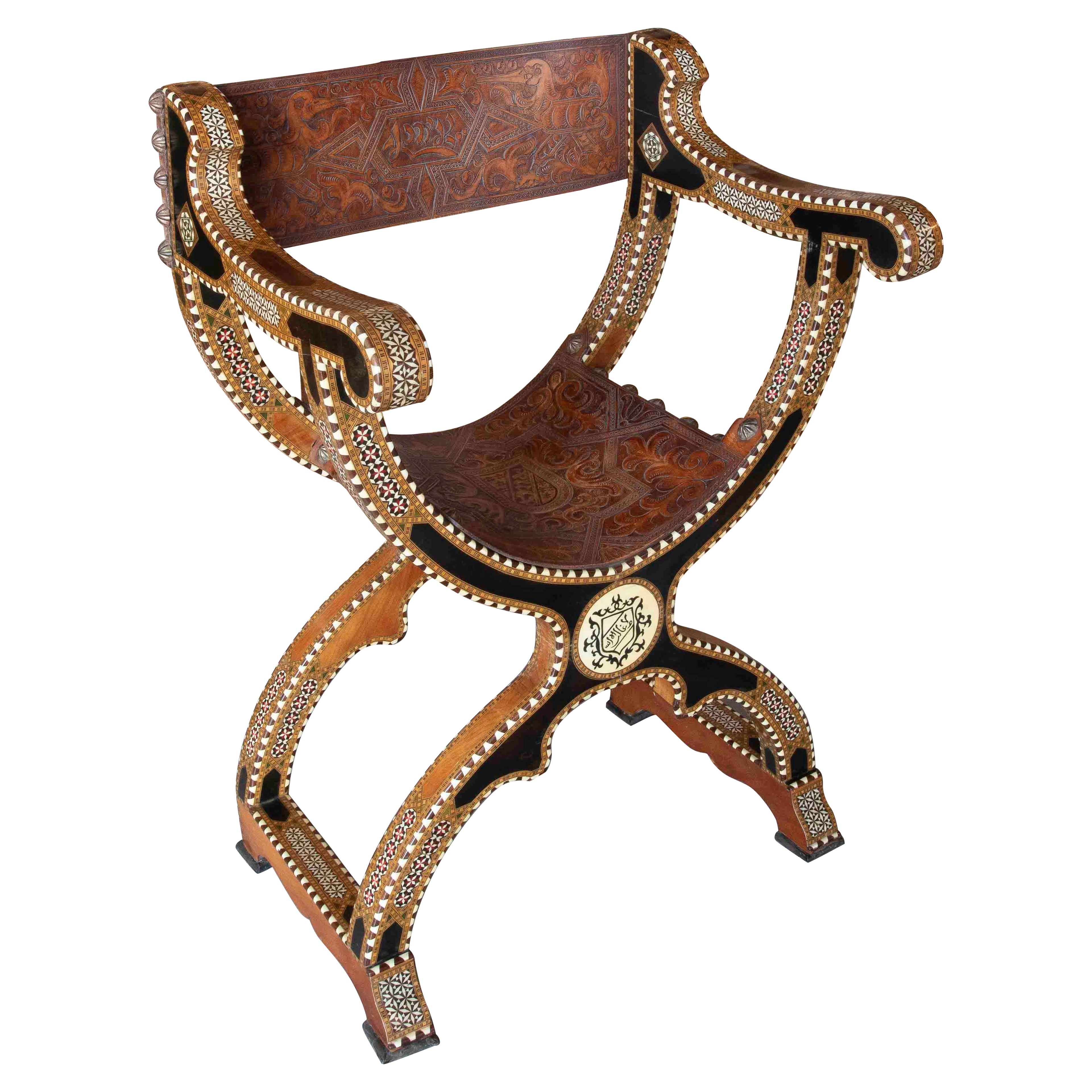 Chaise Curule hispano-mauresque des années 1950 avec incrustation et cuir gaufré en vente