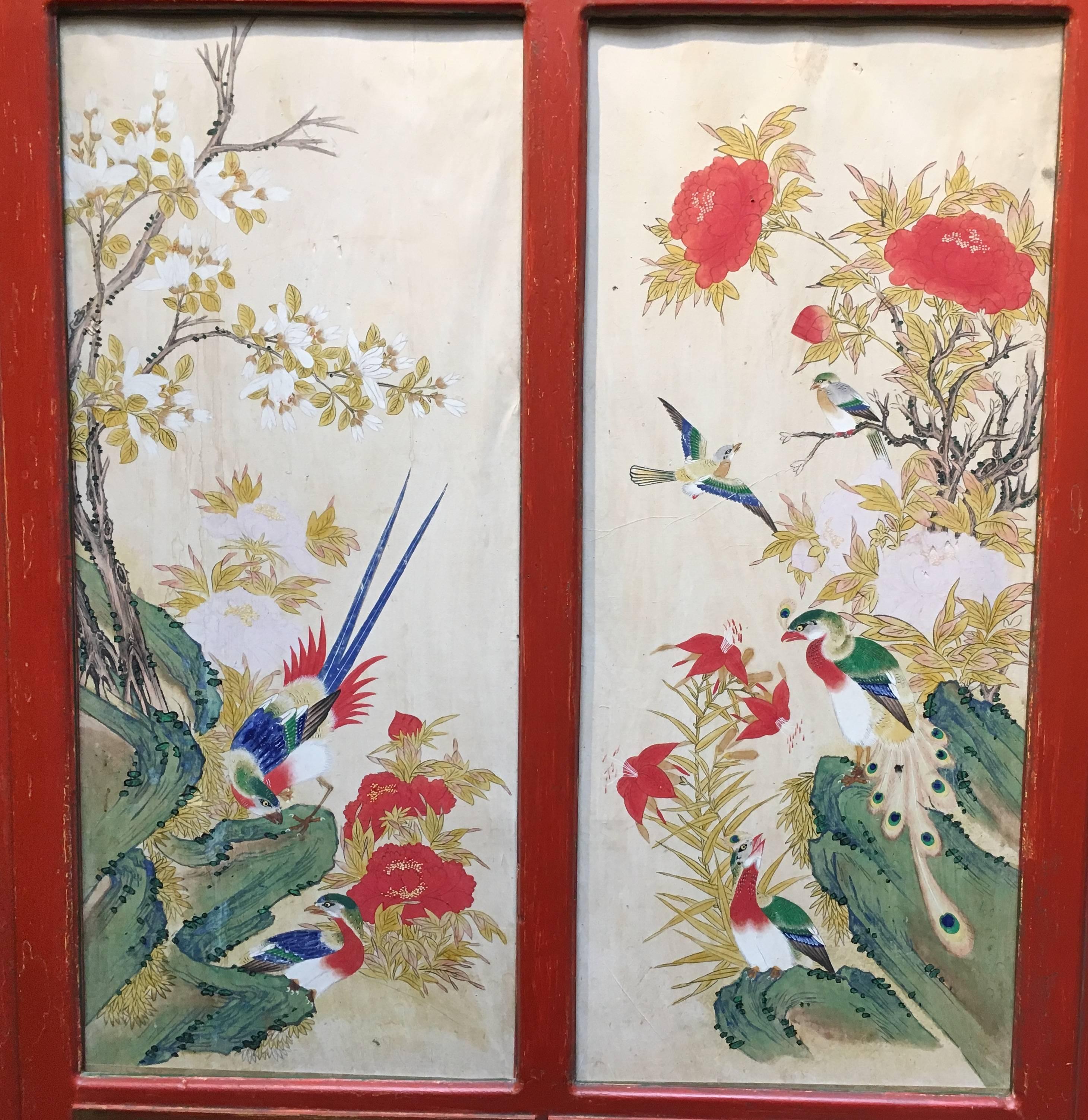 Une peinture minhwa (art populaire) coréenne du début du 20e siècle de la dynastie Joseon, encadrée dans un cadre de chinoiserie rouge-orange de la période Hollywood Regency des années 1950. 

Cette superbe tenture murale présente une paire de