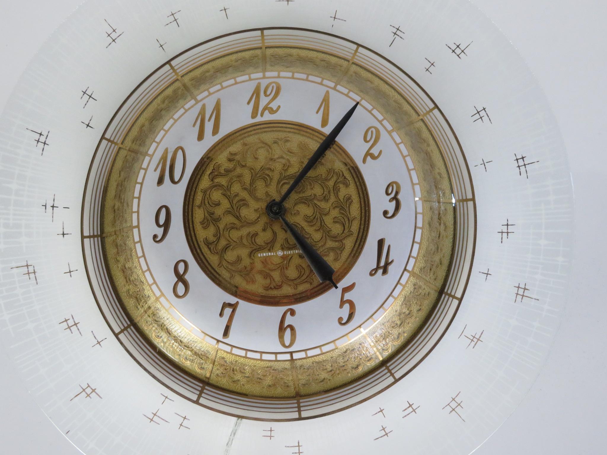 Américain Horloge murale électrique générale de style Hollywood Regency des années 1950, style Higgins en vente