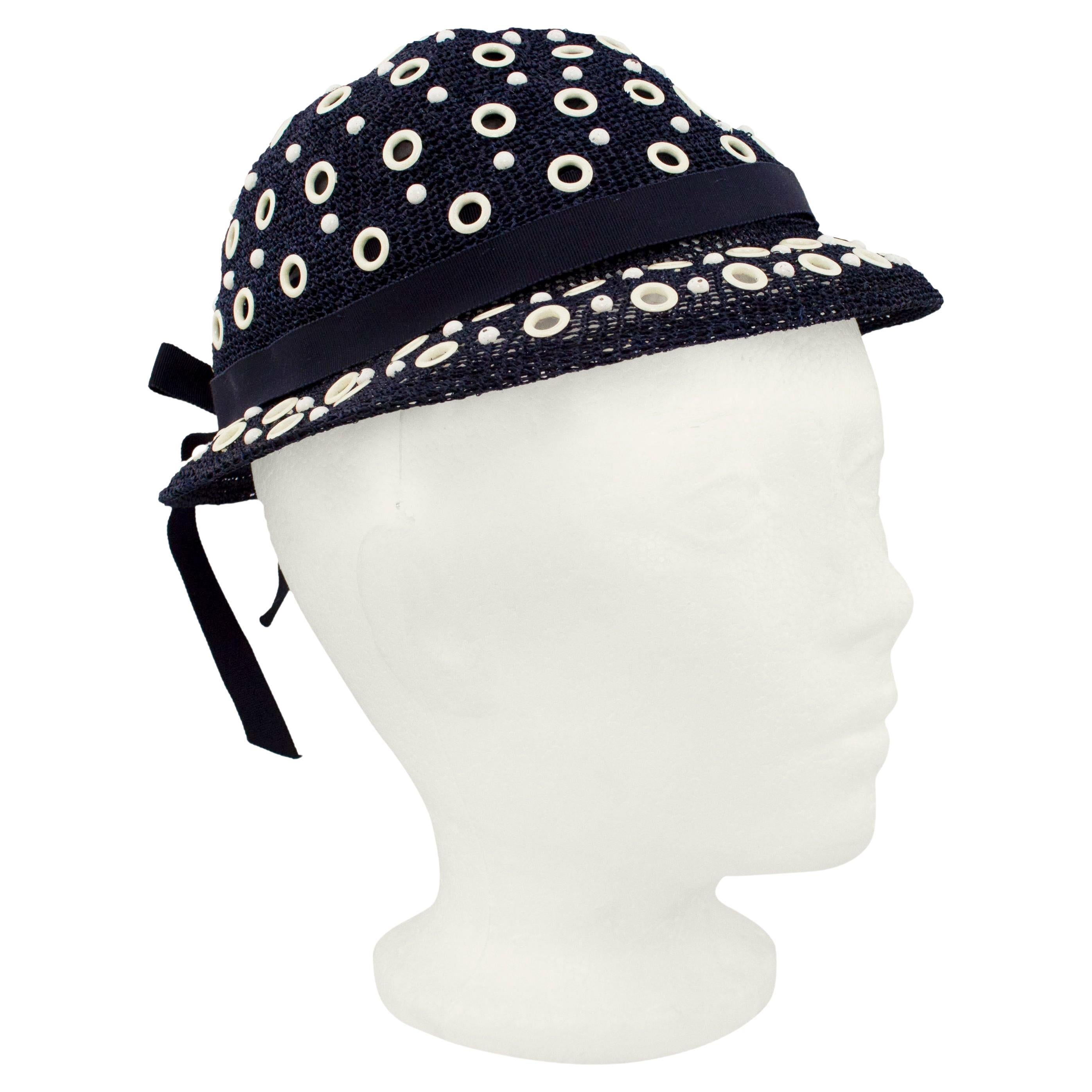 Holt Renfrew - Chapeau bleu marine avec œillets blancs, années 1950