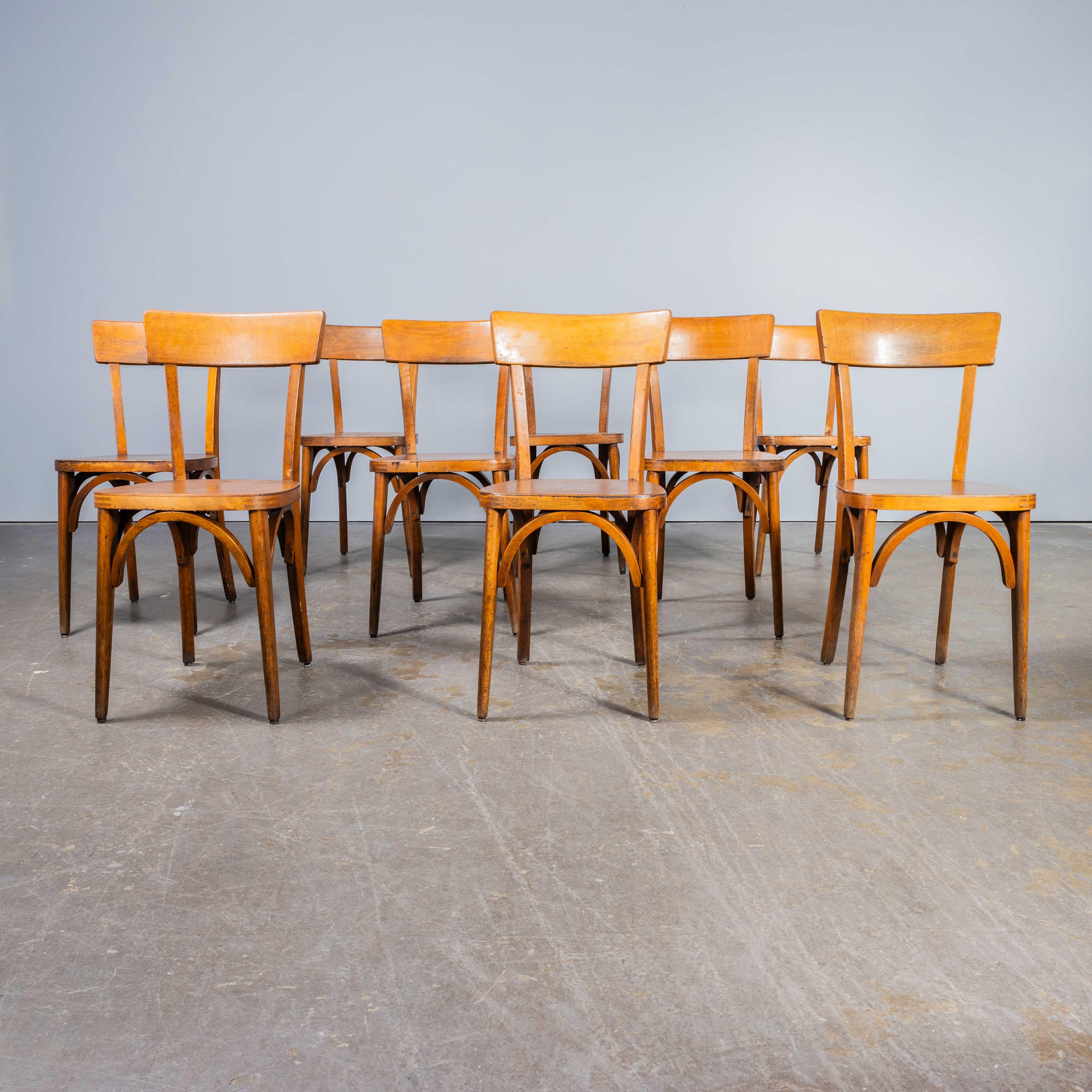 1950's Honey Colour Baumann Bentwood Dining Chairs - Set Of Nine. 

1950's Honey Colour Baumann Bentwood Dining Chairs - Set Of Nine. Klassischer Bistrostuhl aus Buche, hergestellt in Frankreich von der Firma Baumann. Baumann ist ein etwas