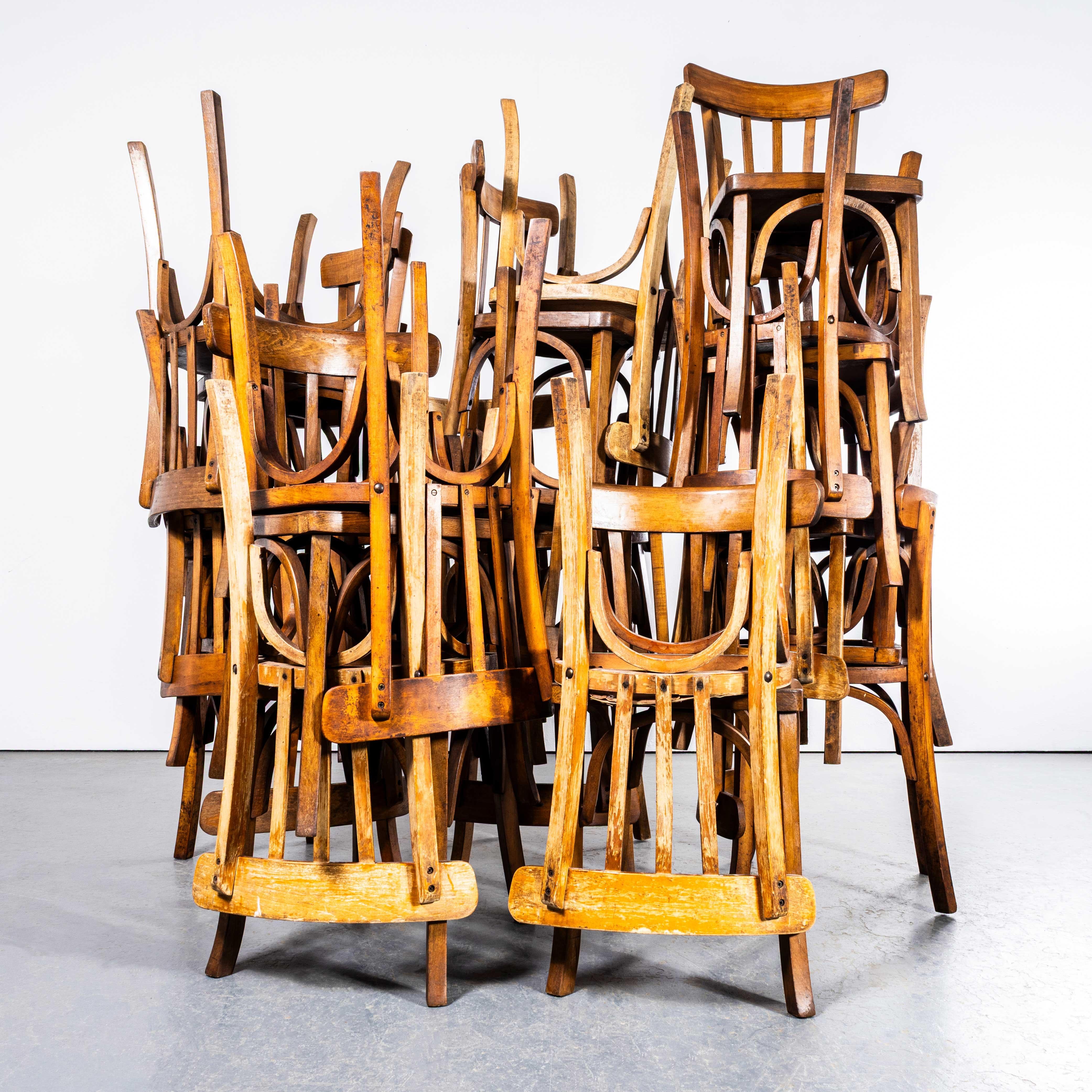 Sillas de comedor de café Luterma Clásico Roble Miel de los años 50. 

El proceso de curvar haya con vapor para crear sillas elegantes fue descubierto y desarrollado por Thonet, pero cuando sus patentes expiraron en 1869 muchas empresas, entre ellas