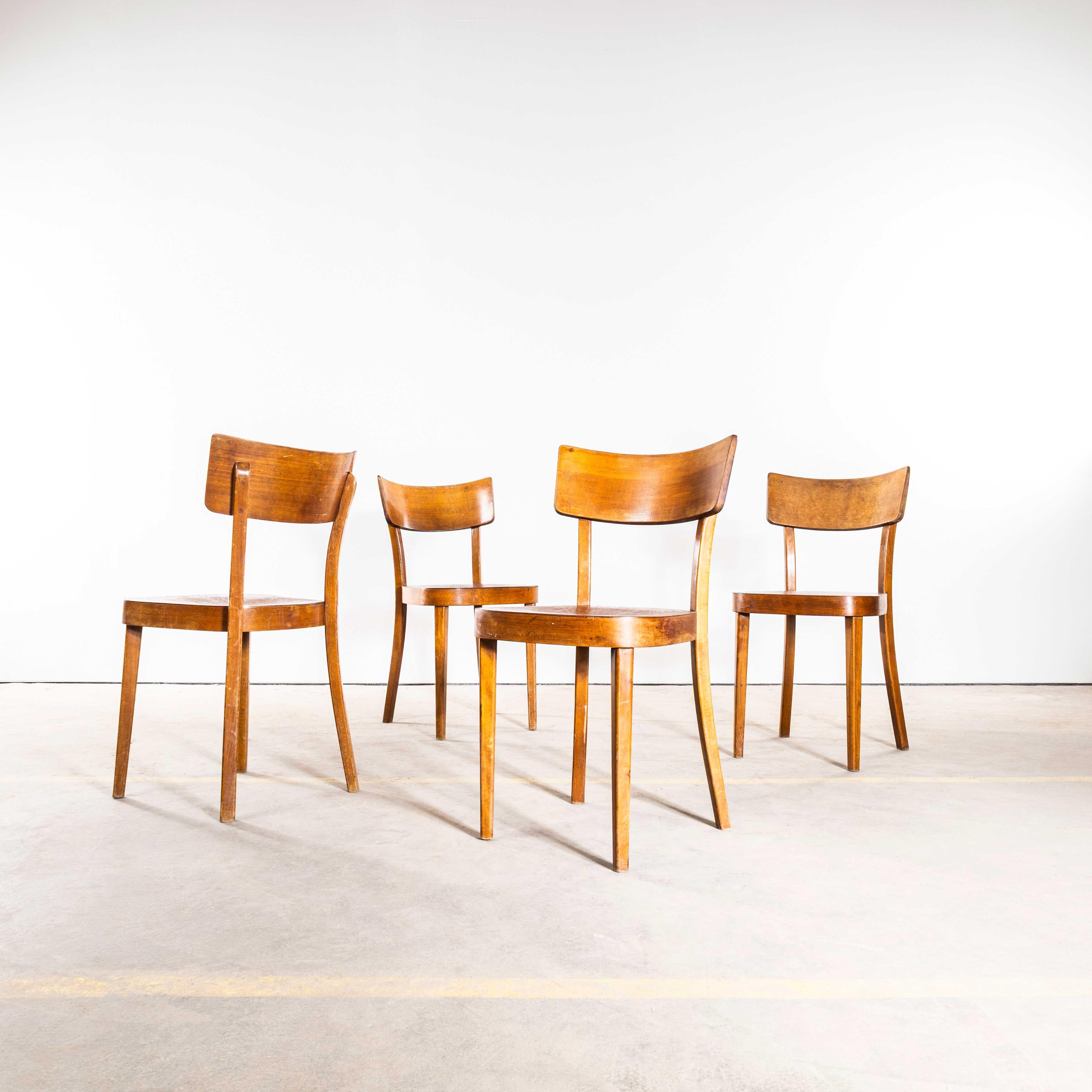 1950's Honey Oak Solid Backed Dining Chairs - Set Of Four. Produziert von der berühmten tschechischen Firma Ton, die auch heute noch tätig ist und schöne Stühle herstellt. Wir haben das Gestell behutsam restauriert, aber den ursprünglichen Charakter