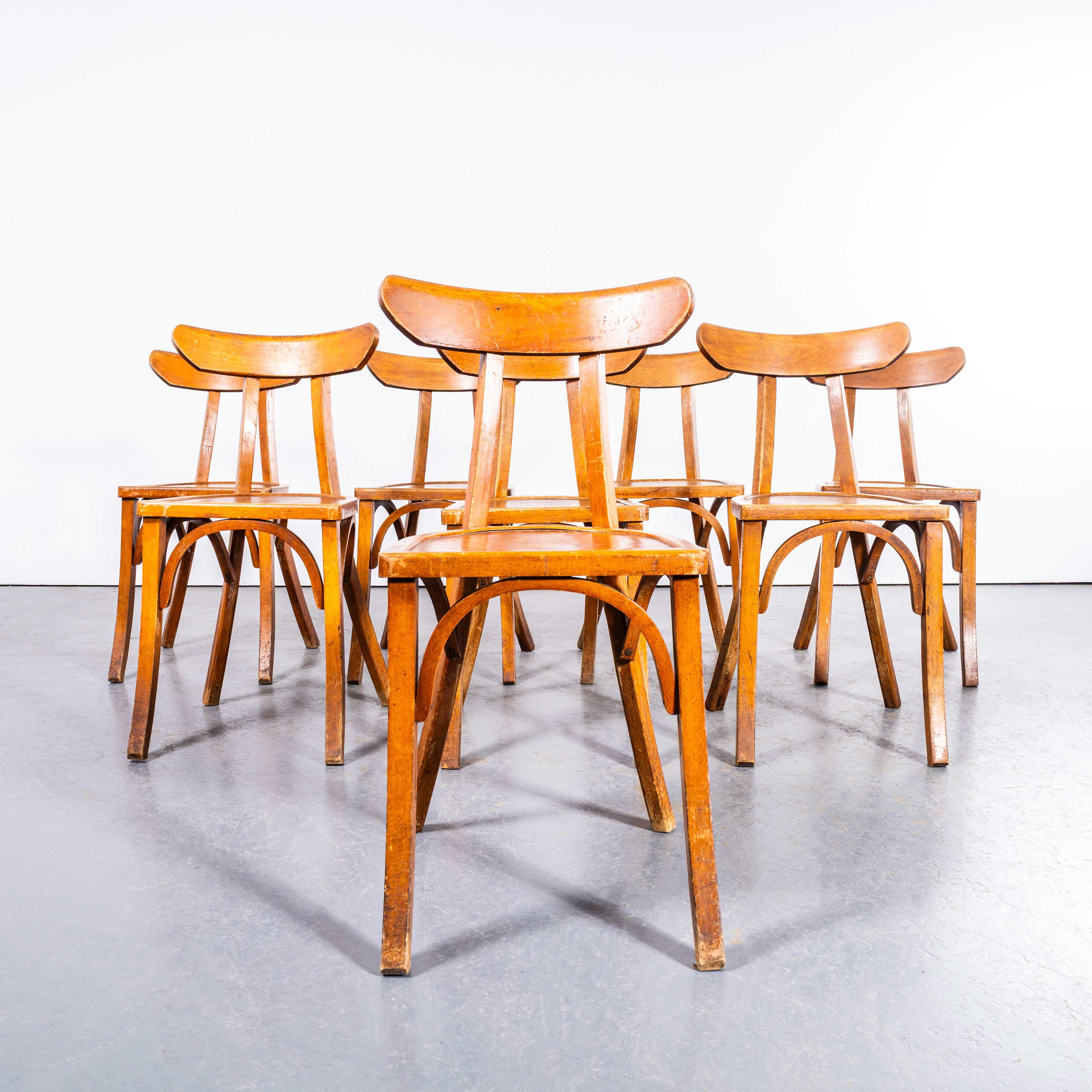 Sedia da pranzo a coda di balena in Oak Oak del 1950 - Set di otto sedie. 

Il processo di piegatura a vapore del faggio per creare sedie eleganti fu scoperto e sviluppato da Thonet, ma quando i suoi brevetti scaddero nel 1869 molte aziende, tra cui