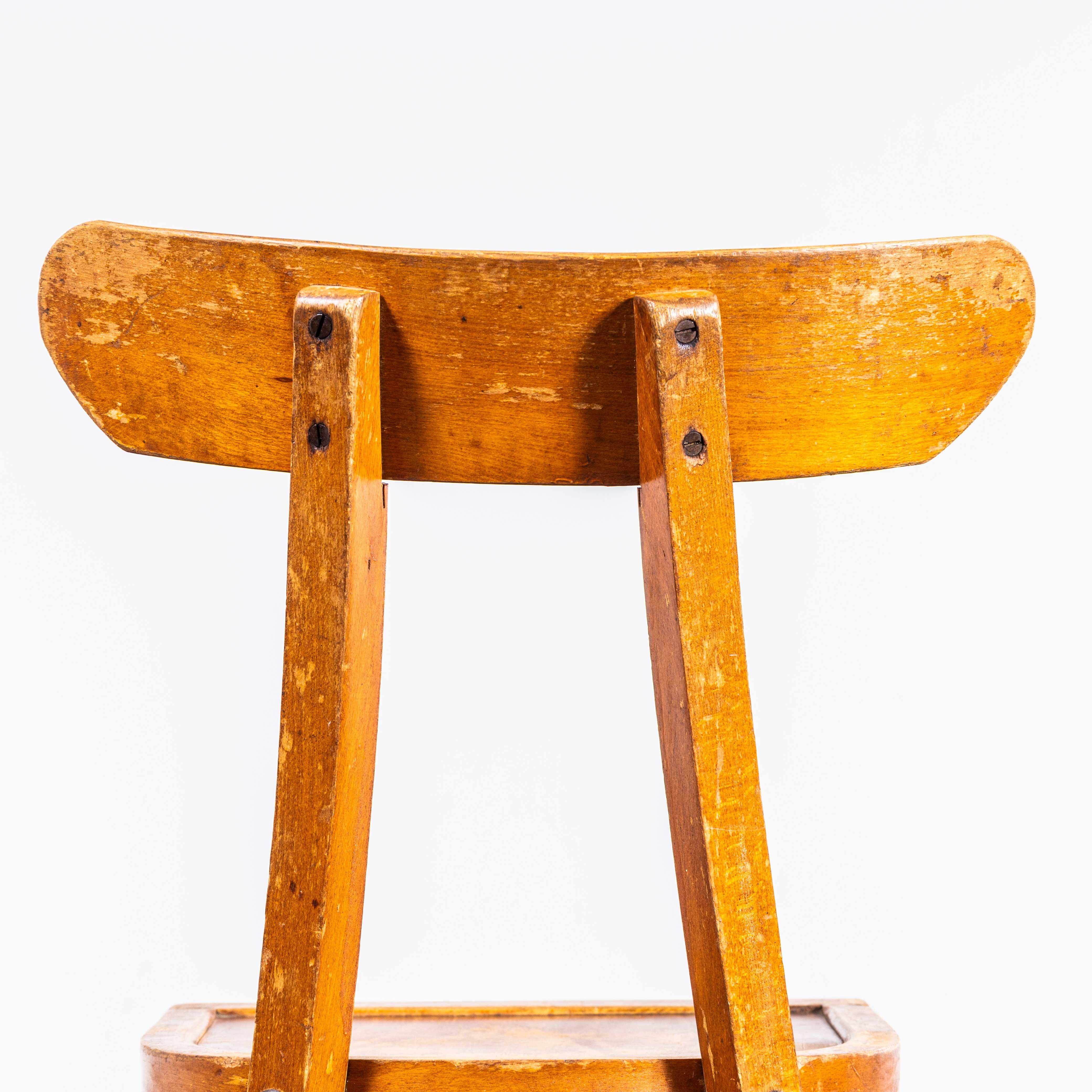 Sedia da pranzo a coda di balena in Oak Oak degli anni '50 - set di otto sedie in vendita 3