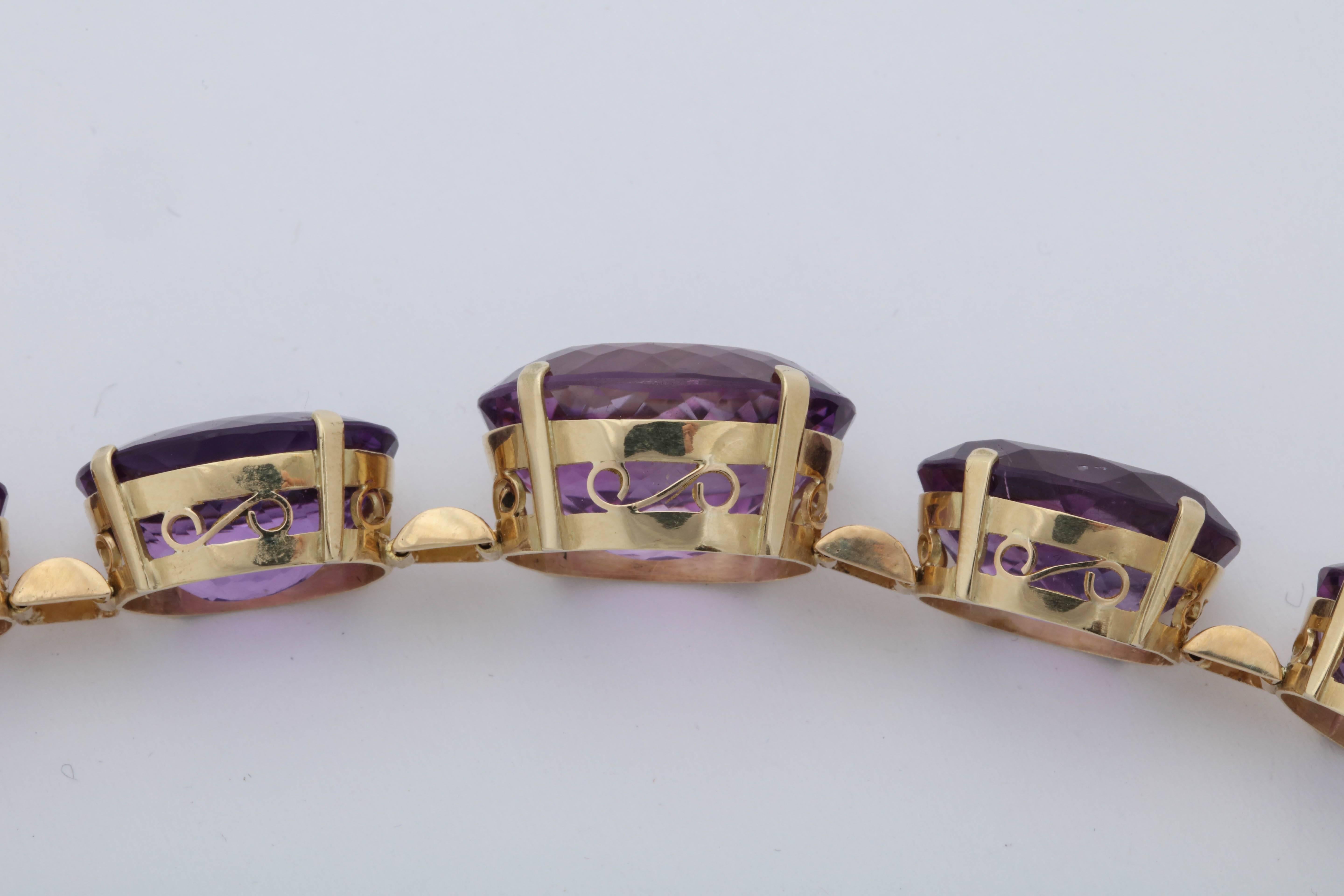 1950s Horizontal and Prong Set Oval Amethyst and Gold Link Bracelet In Good Condition In New York, NY