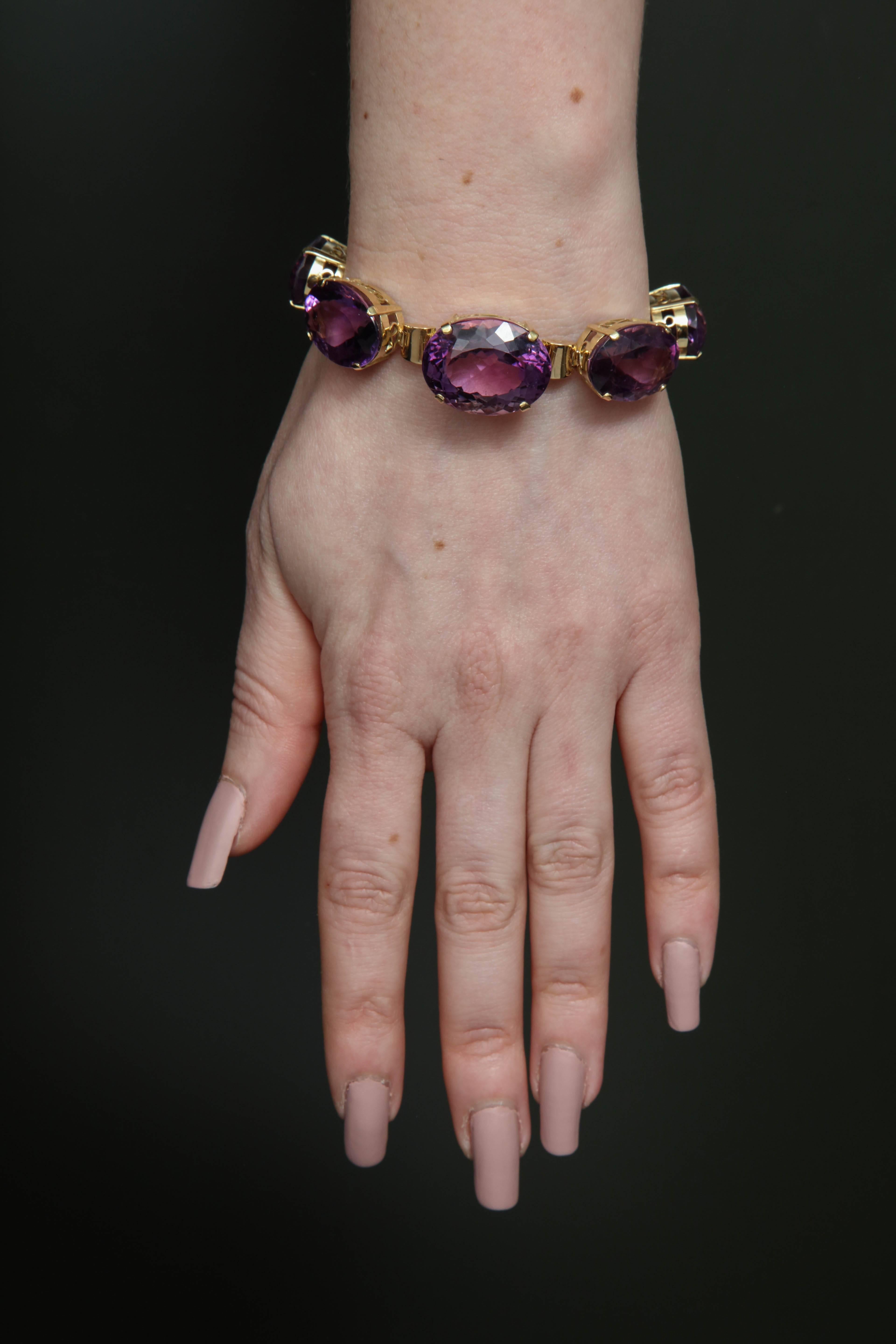 1950s Horizontal and Prong Set Oval Amethyst and Gold Link Bracelet 4
