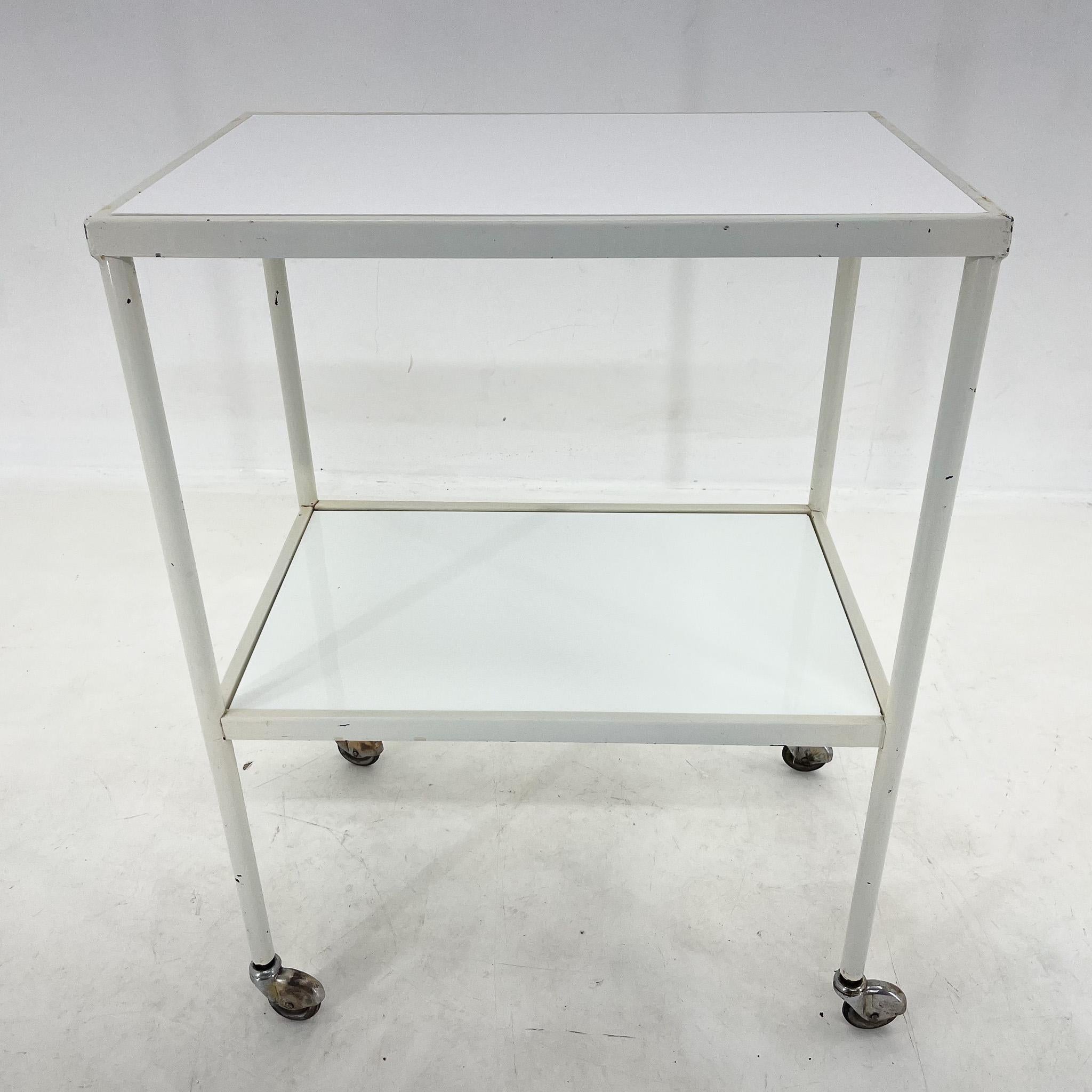Mesa de hospital / Carro con ruedas de los años 50 con cristal opaco Industrial en venta
