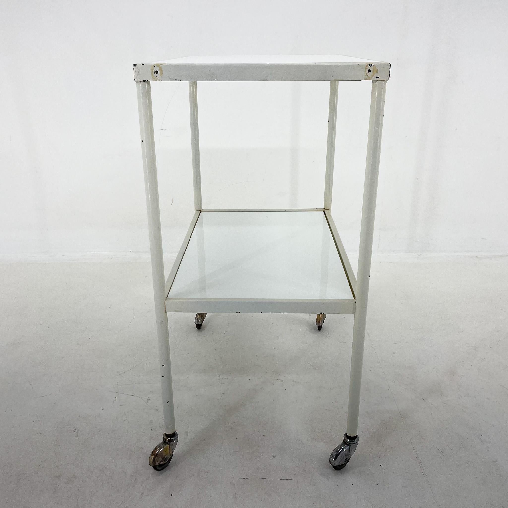 Mesa de hospital / Carro con ruedas de los años 50 con cristal opaco Checo en venta