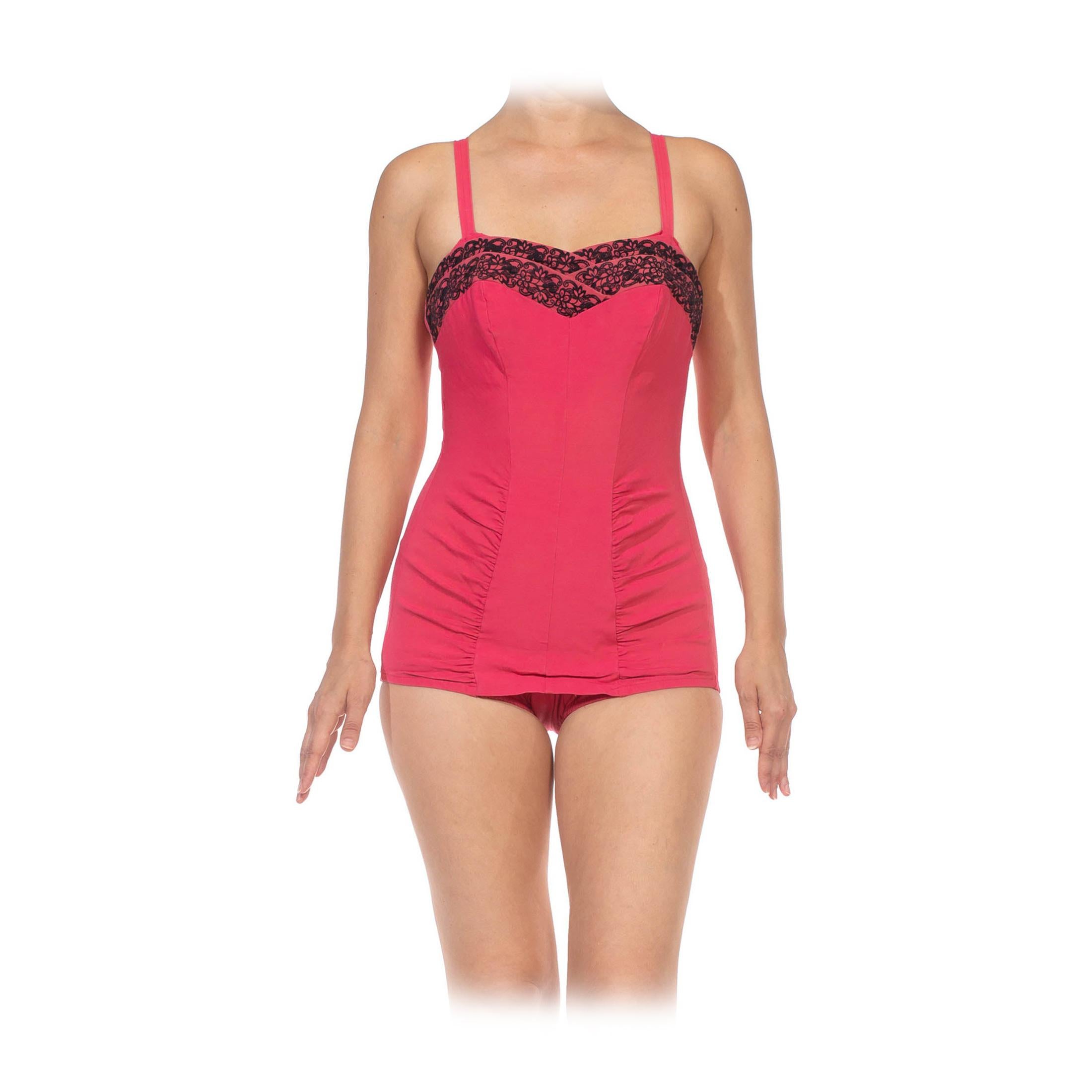 Rosa caldo e nero 1950S  Costume da bagno con collo a cuore ricamato in misto rayon