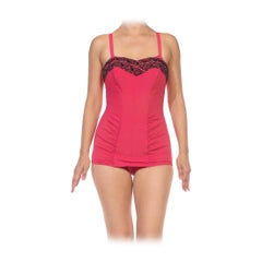 Rosa caldo e nero 1950S  Costume da bagno con collo a cuore ricamato in misto rayon