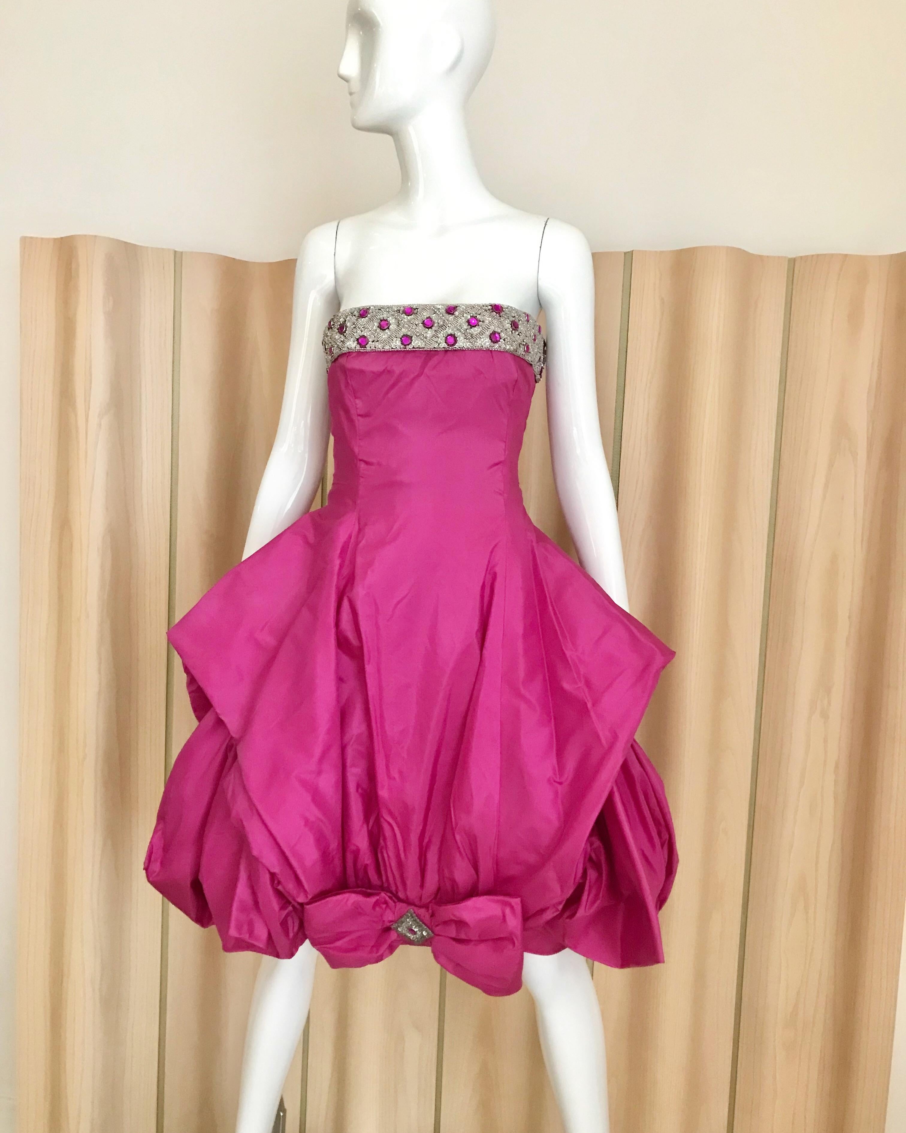 1950er Jahre Rosa trägerloses Cocktailkleid aus Seide (Pink) im Angebot
