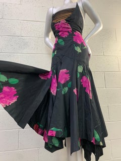 Abito da cocktail con gonna a tromba senza spalline in taffetà di seta floreale di Howard Greer del 1950