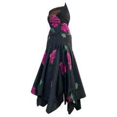 Abito da cocktail con gonna a tromba senza spalline in taffetà di seta floreale di Howard Greer del 1950