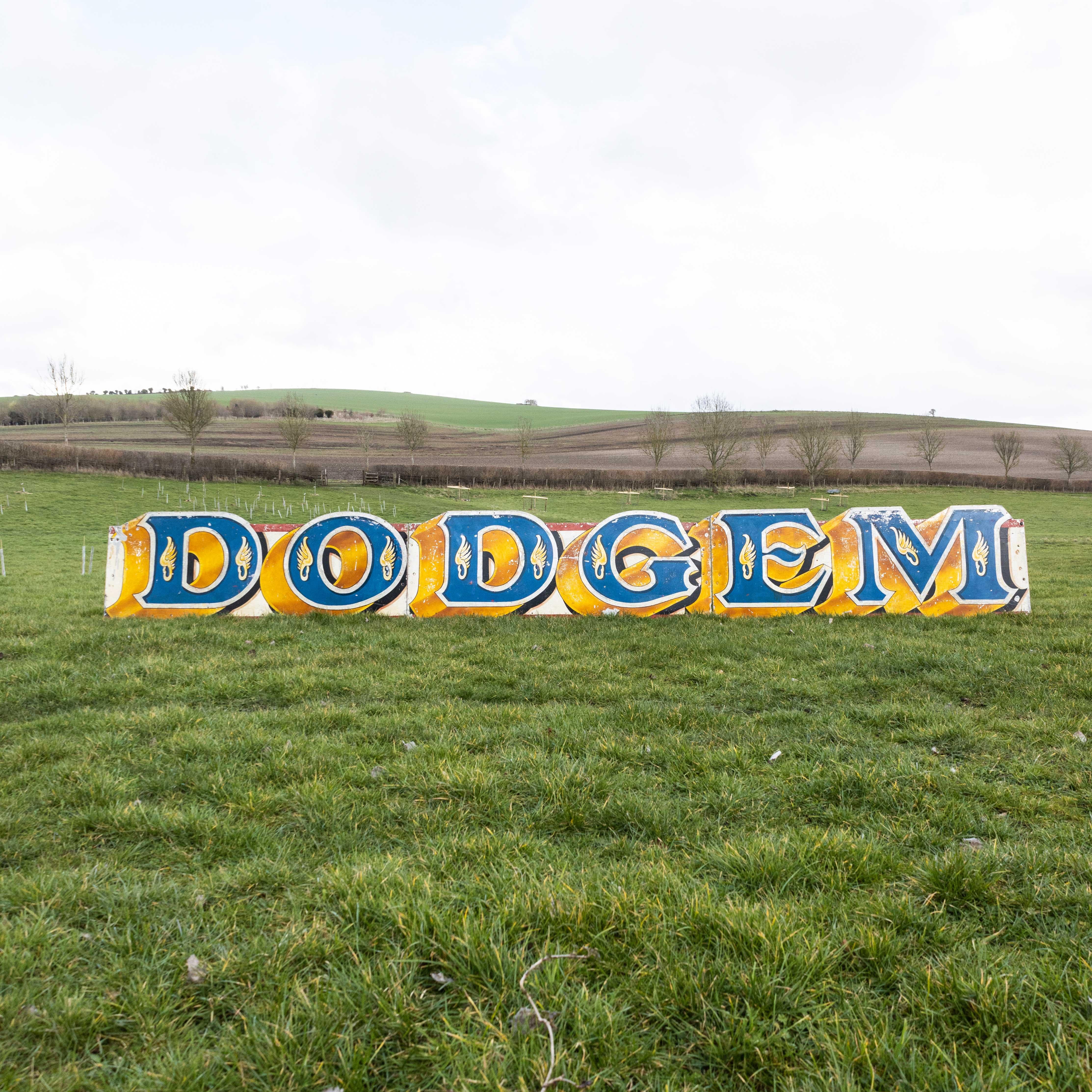 Grande enseigne originale de Dodgems peinte à la main des années 1950 - Sept mètres Bon état - En vente à Hook, Hampshire