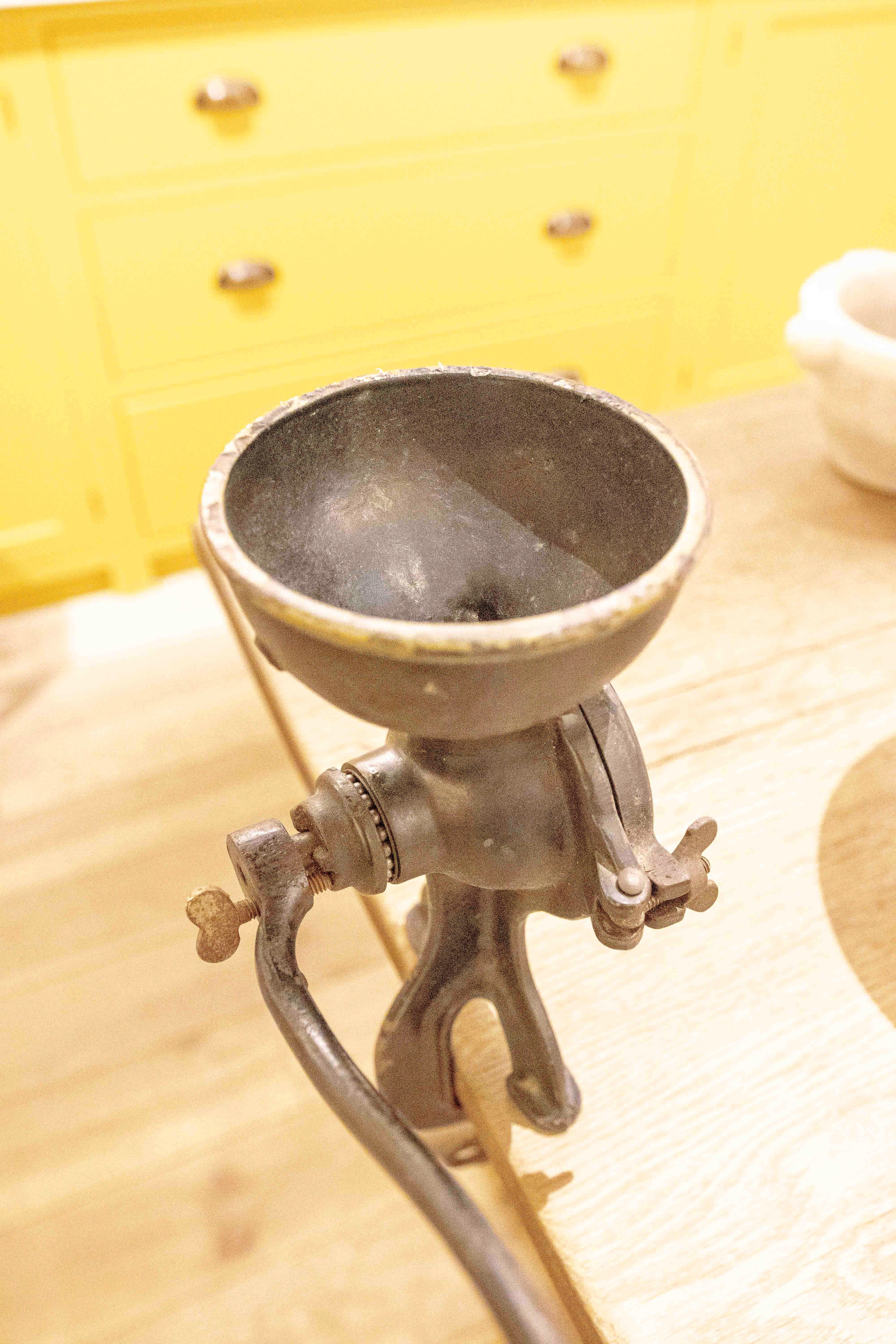 Meuleuse en fer de marque Husqvarna des années 1950 avec ancre de table suisse en vente 4