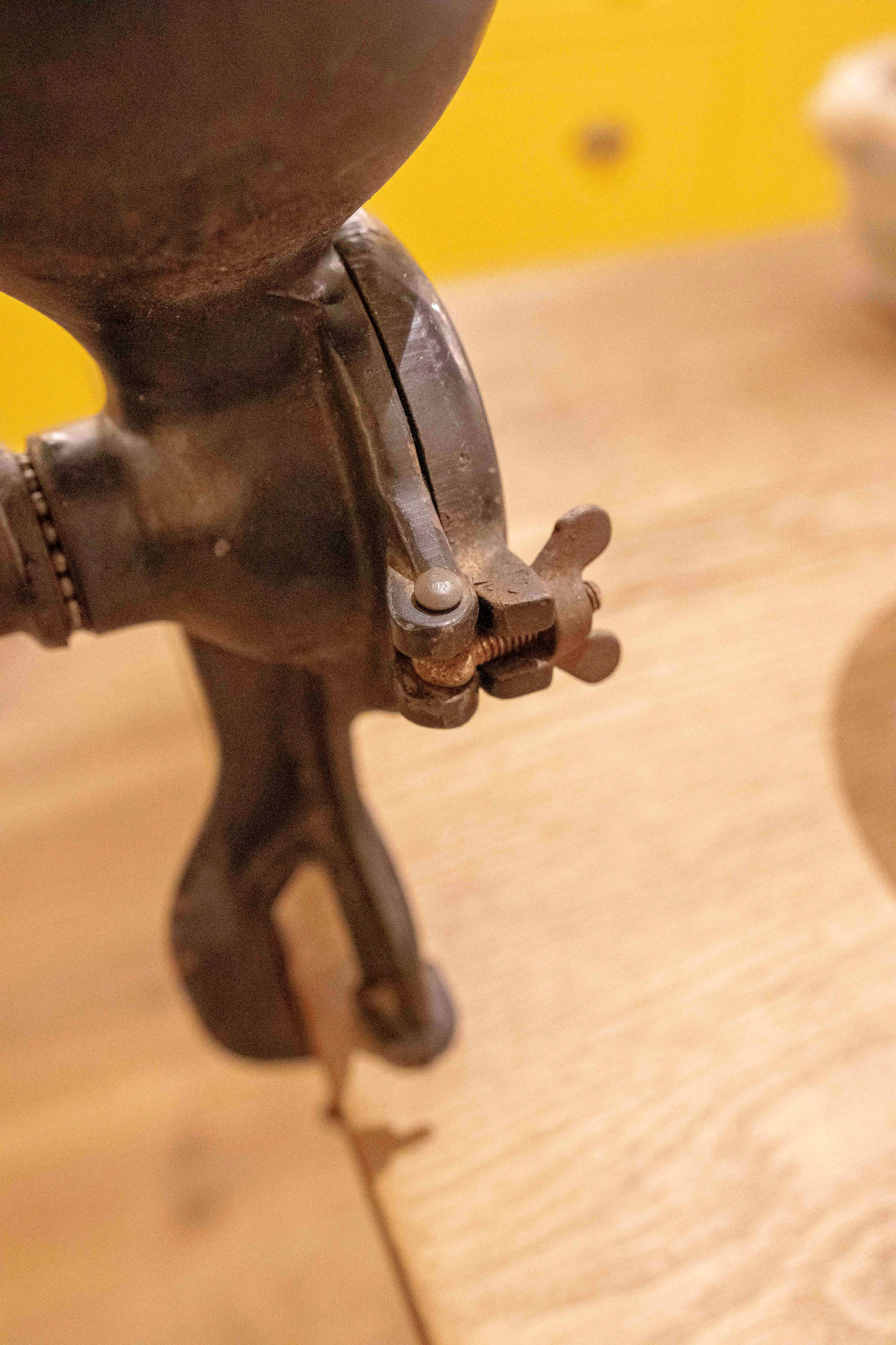 Meuleuse en fer de marque Husqvarna des années 1950 avec ancre de table suisse en vente 5