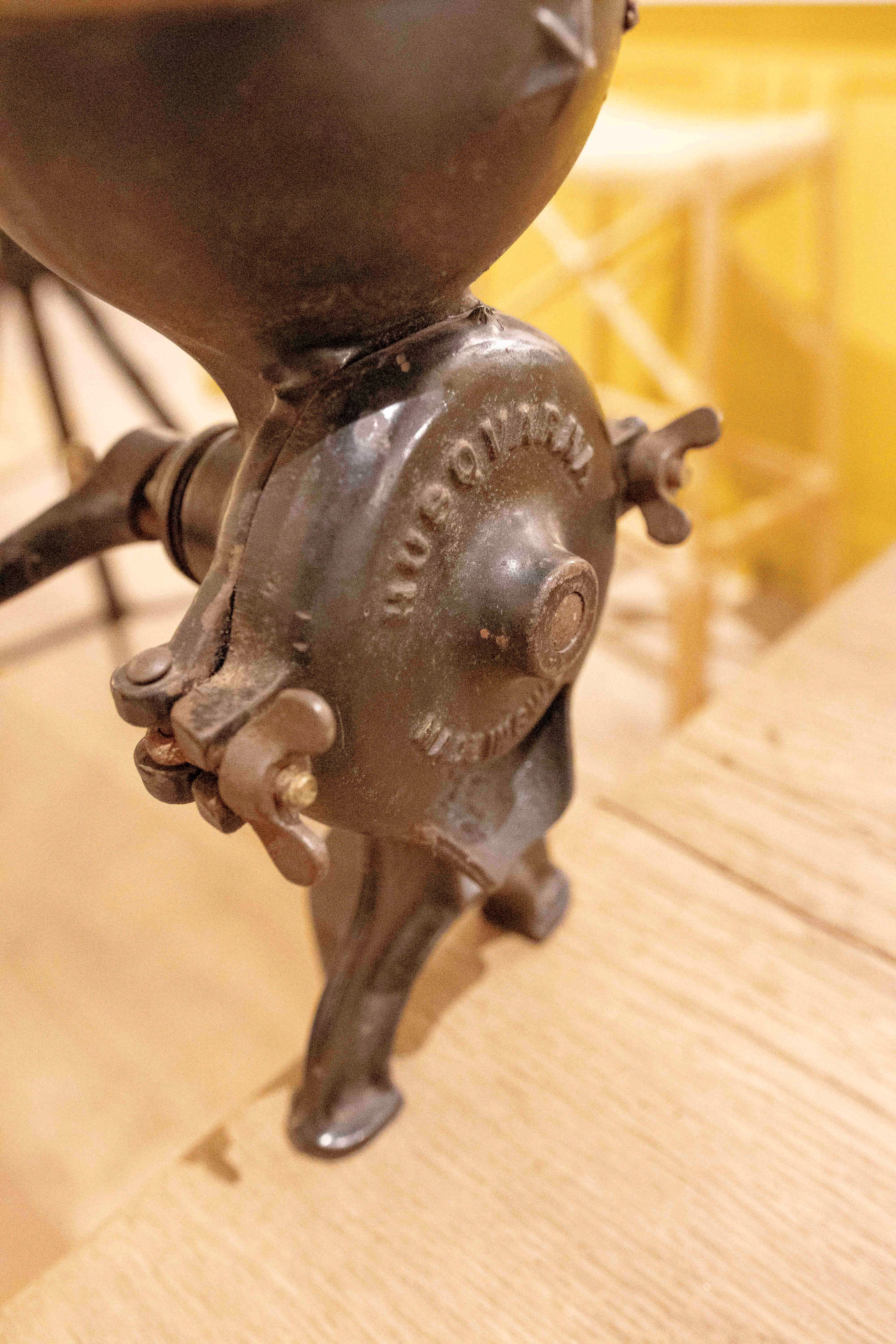 Meuleuse en fer de marque Husqvarna des années 1950 avec ancre de table suisse en vente 6