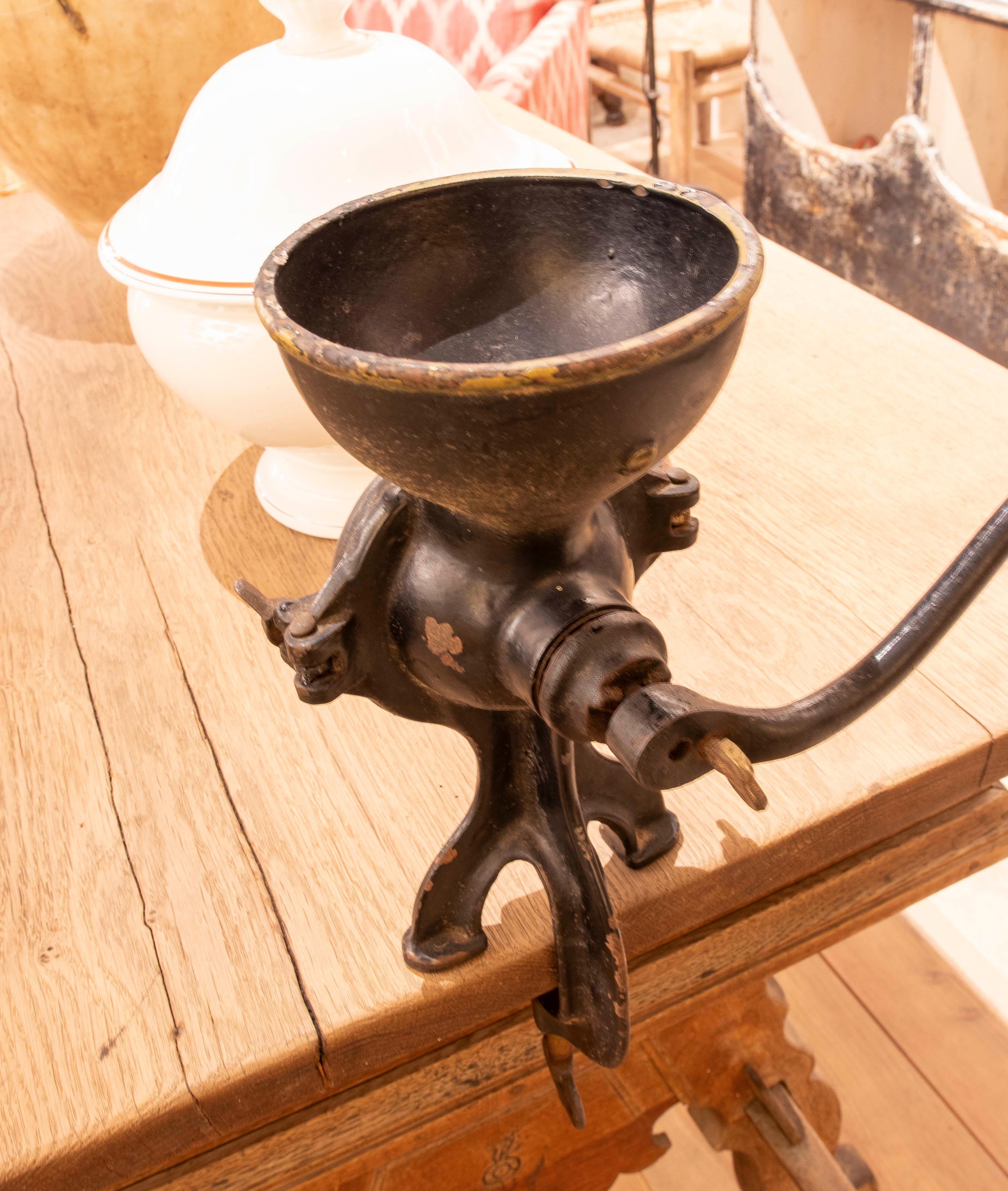 Bois Meuleuse en fer de marque Husqvarna des années 1950 avec ancre de table suisse en vente