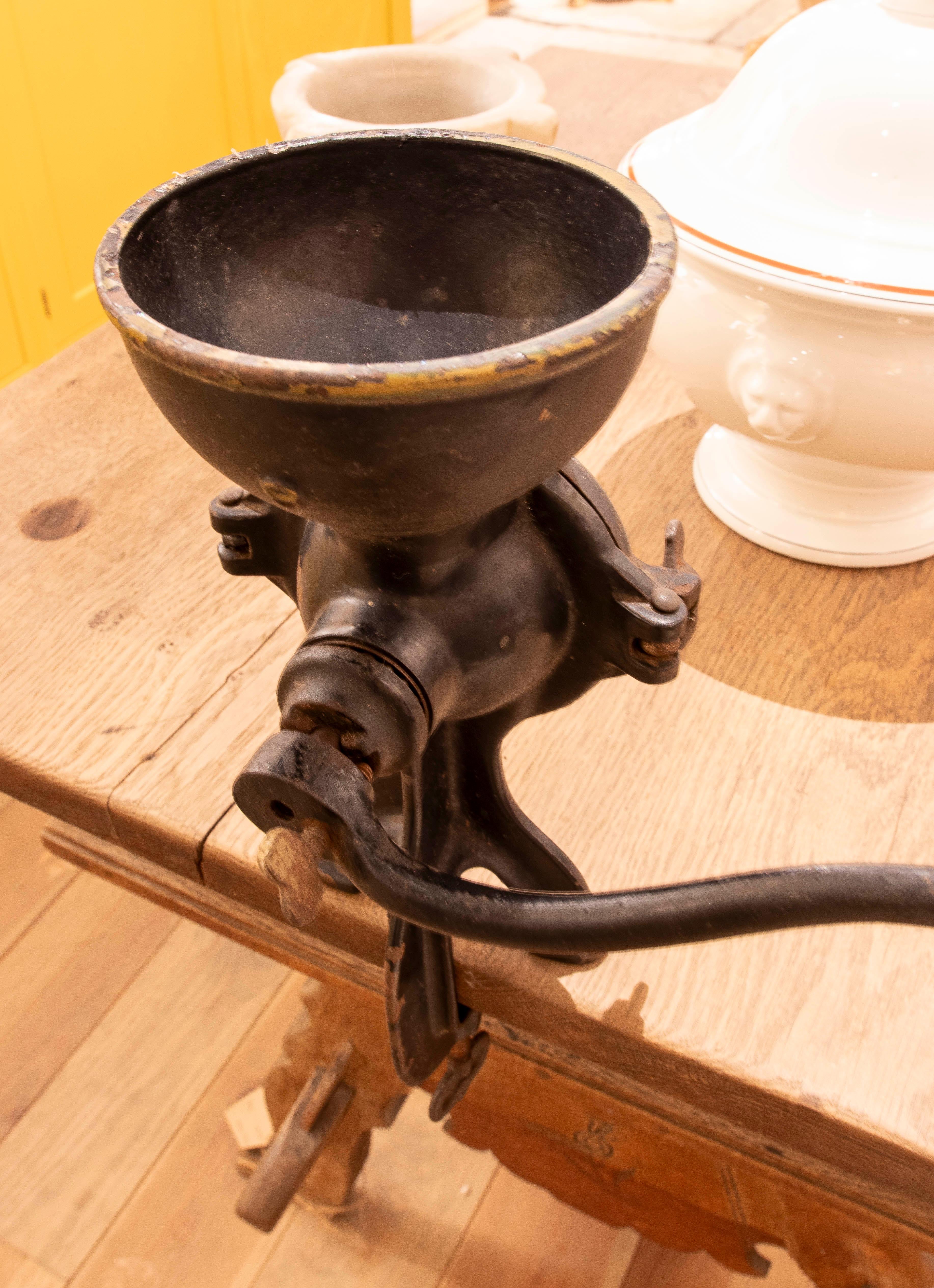 Meuleuse en fer de marque Husqvarna des années 1950 avec ancre de table suisse en vente 1