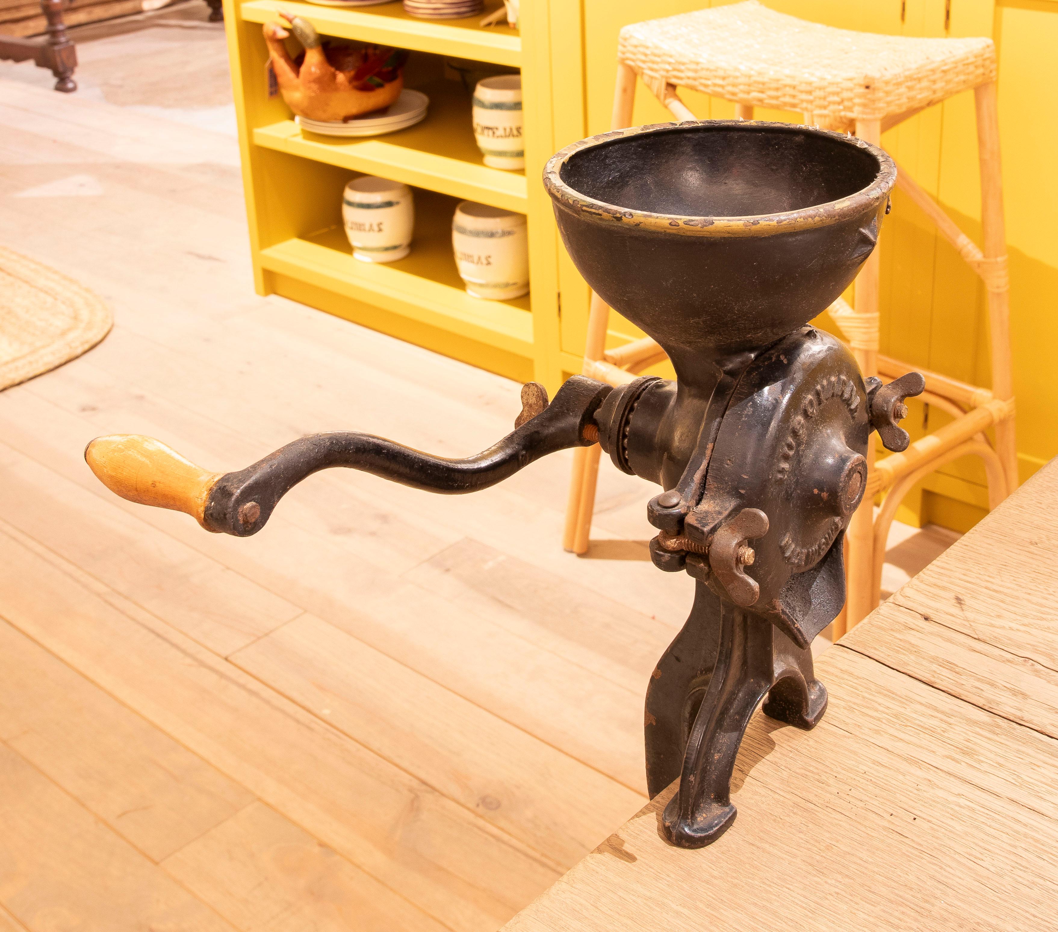 Meuleuse en fer de marque Husqvarna des années 1950 avec ancre de table suisse en vente 2