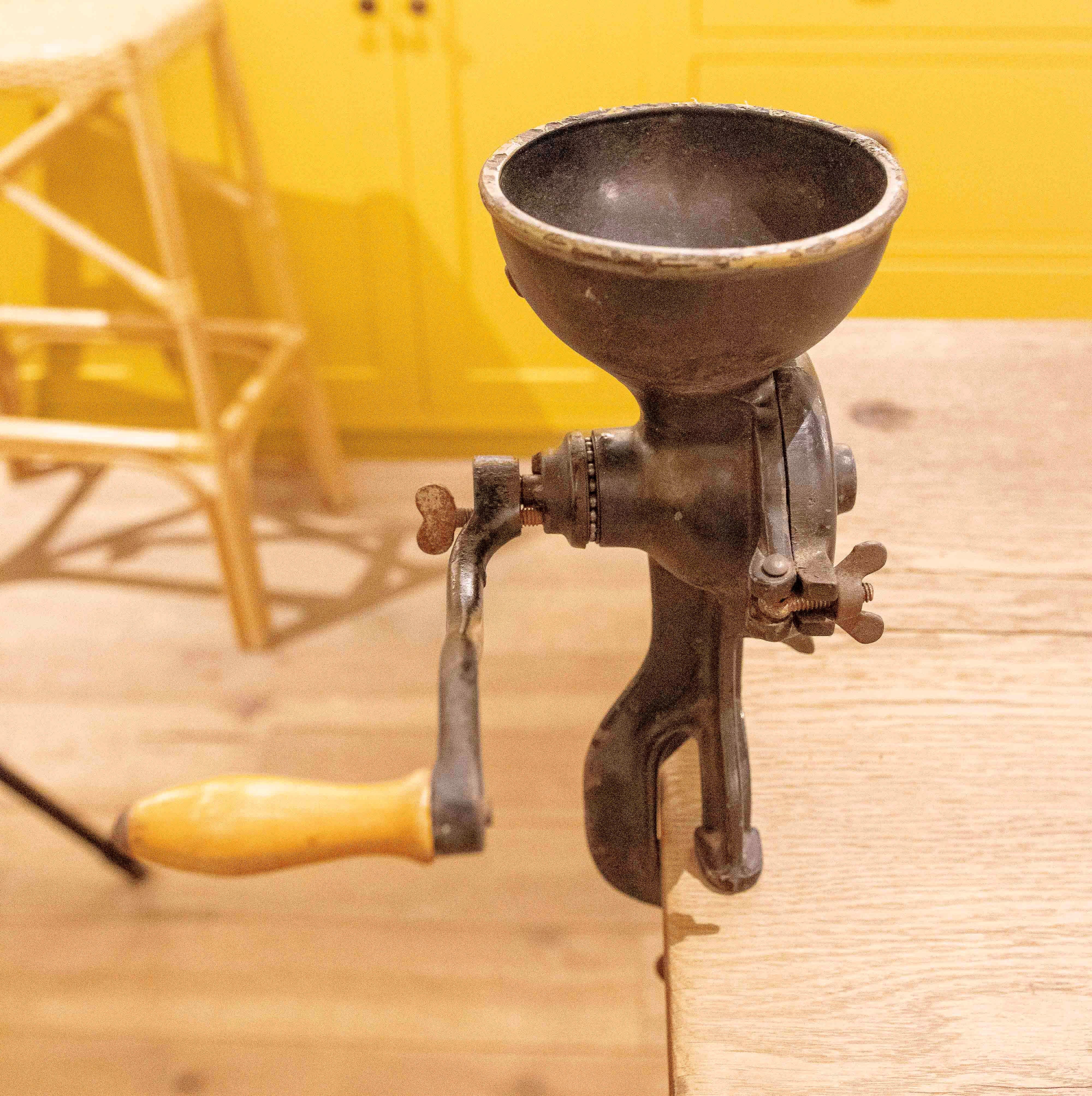 Meuleuse en fer de marque Husqvarna des années 1950 avec ancre de table suisse en vente 3