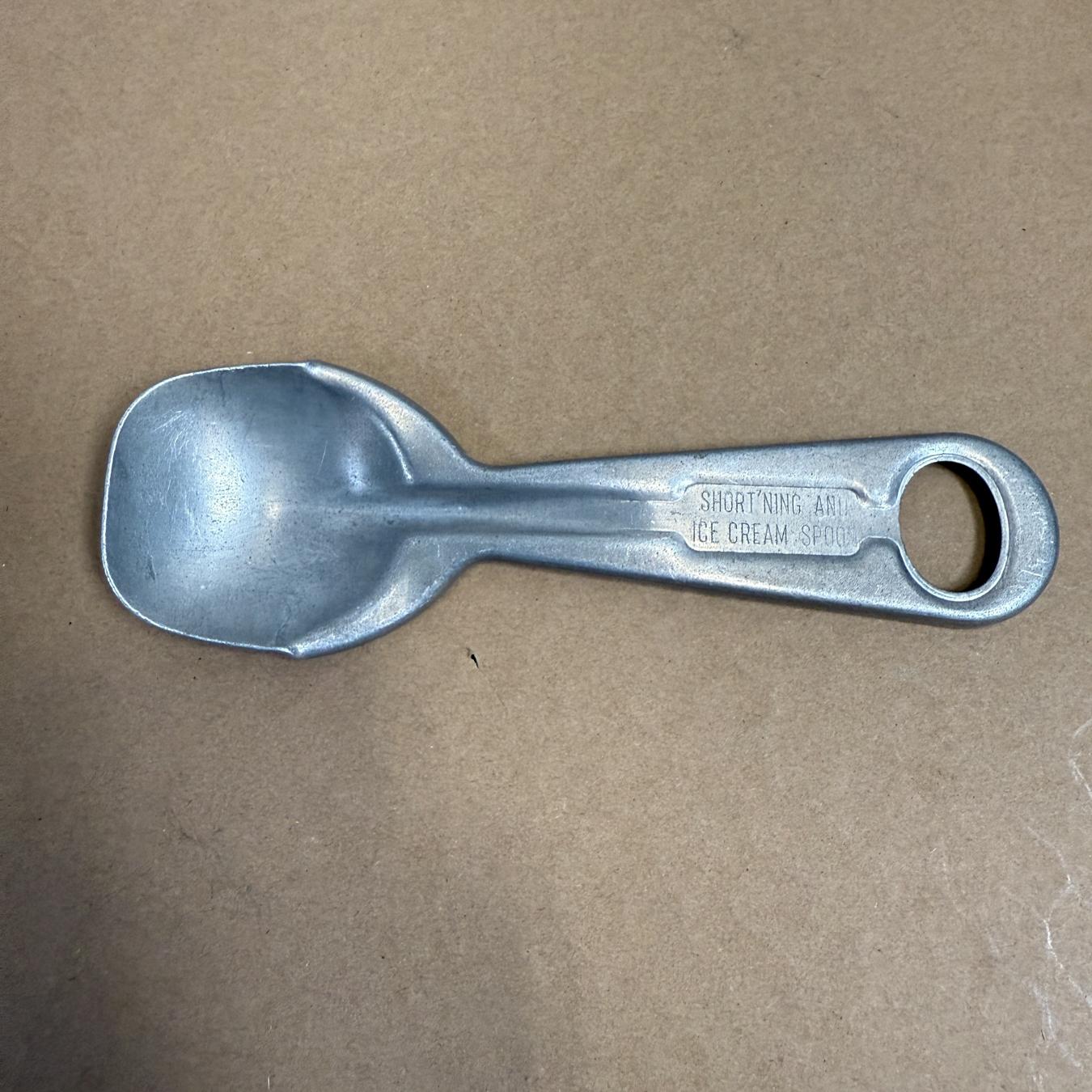 Vintage Eiscreme Aluminium Löffel
8 L x 2.5 W x .63
Original Jahrgang
Siehe Bilder