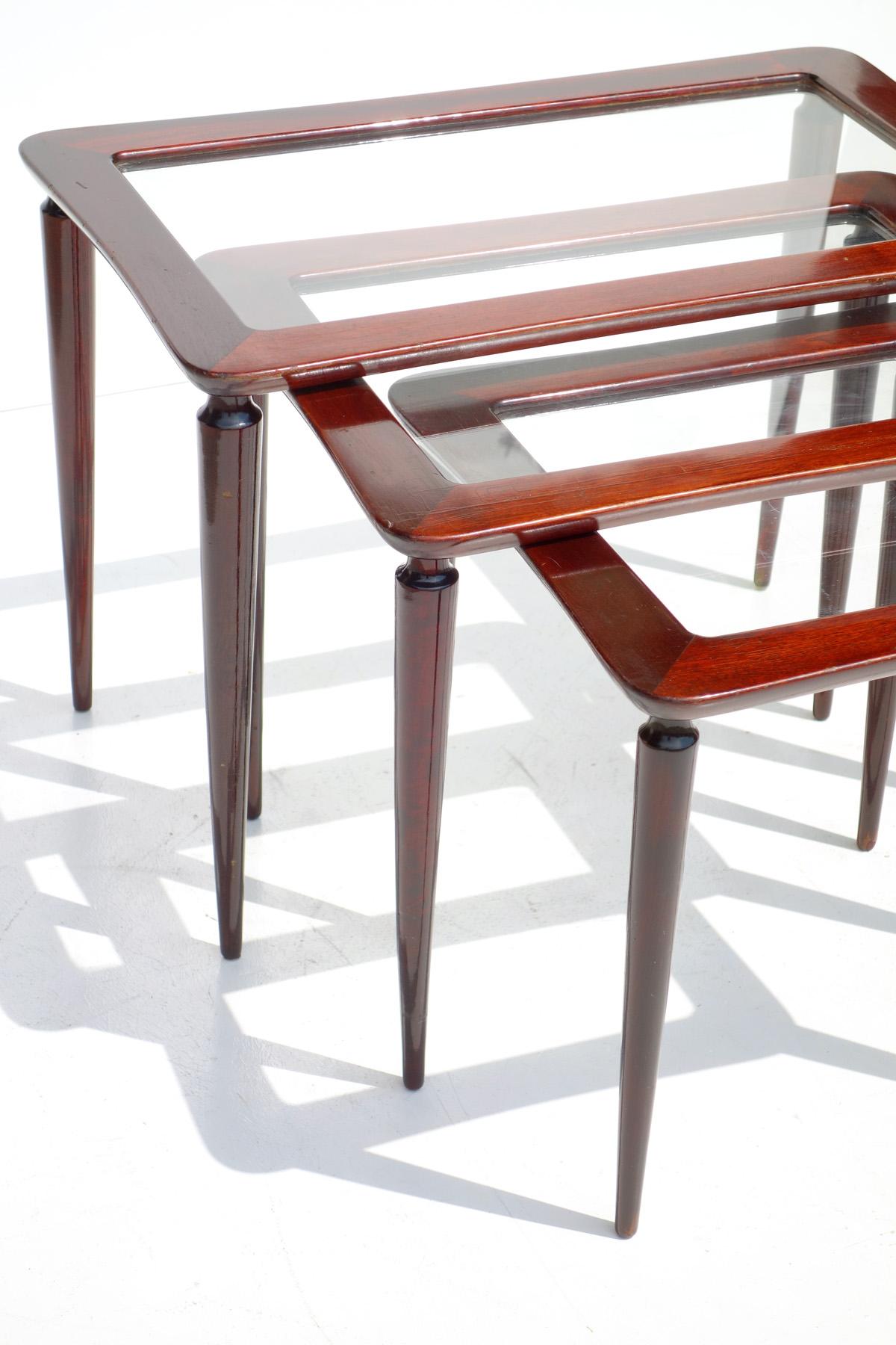 Set of Ico Parisi nesting tables Italy, 1950s
Ref: Ico Parisi Catalogo Ragionato p.505.

Excellent condiction
Glass in perfect condiction
Small restoration at a leg (look the picture).
  